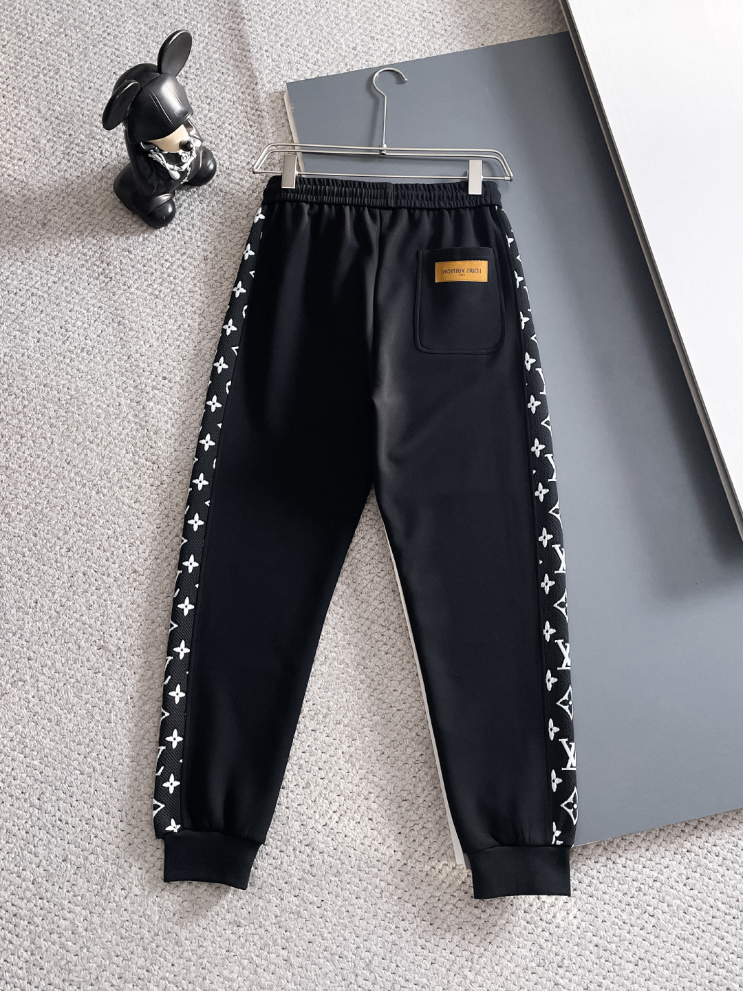 LV 2025秋冬新款专柜同款休闲套装，透气舒适休闲！高级感满满！细节精致高档，做工无可挑剔！原版高端面