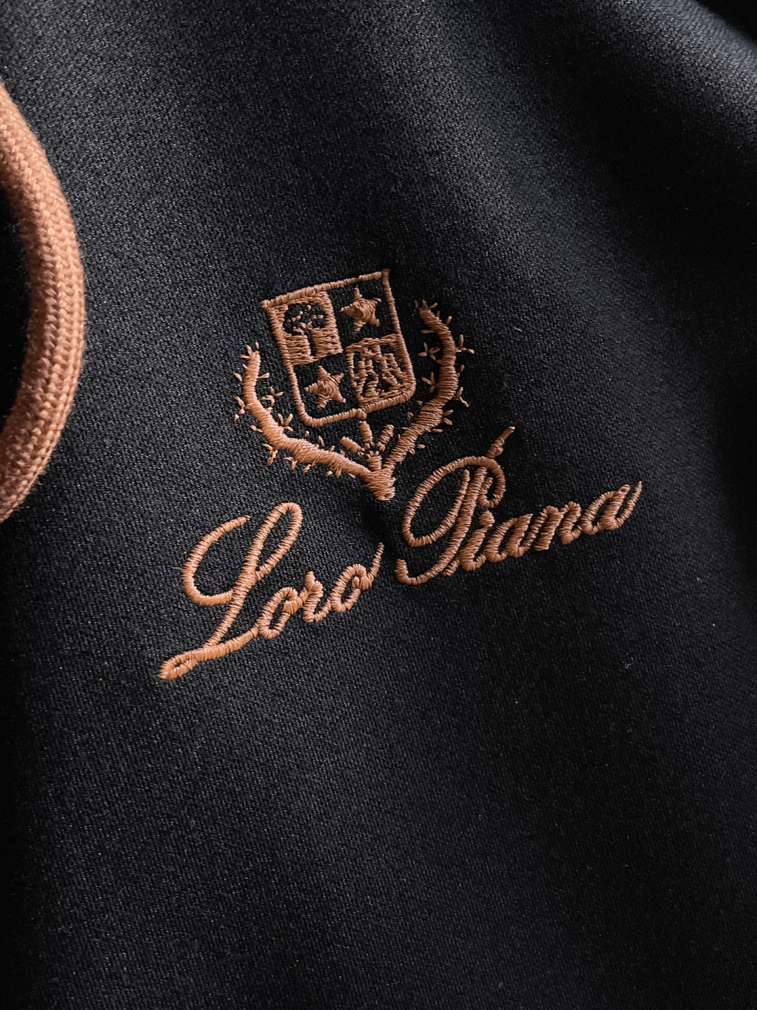 lP🆕 秋冬新款专柜同款休闲套装，透气舒适休闲！高级感满满！细节精致高档，做工无可挑剔！原版高端面料很显