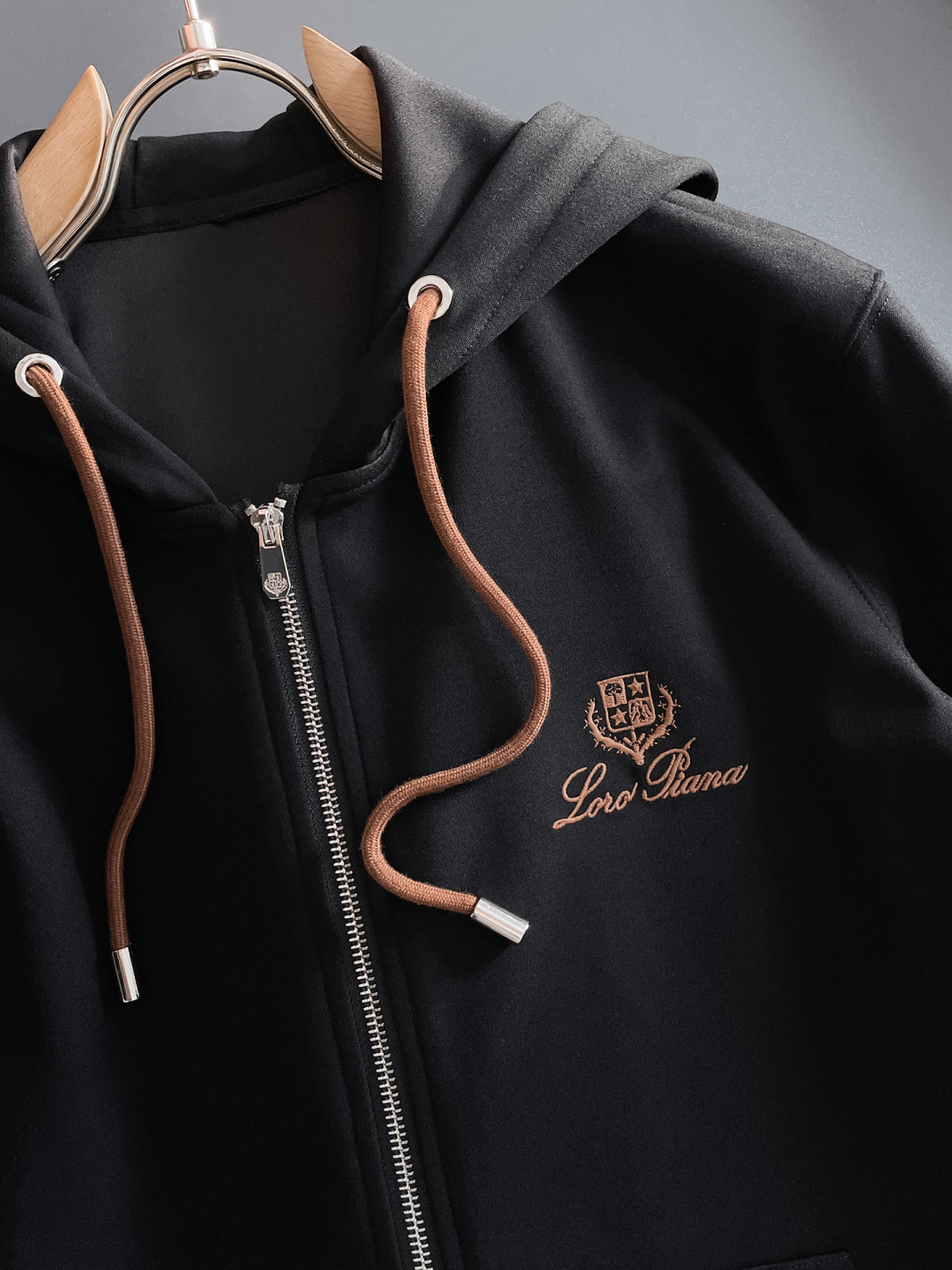 lP🆕 秋冬新款专柜同款休闲套装，透气舒适休闲！高级感满满！细节精致高档，做工无可挑剔！原版高端面料很显