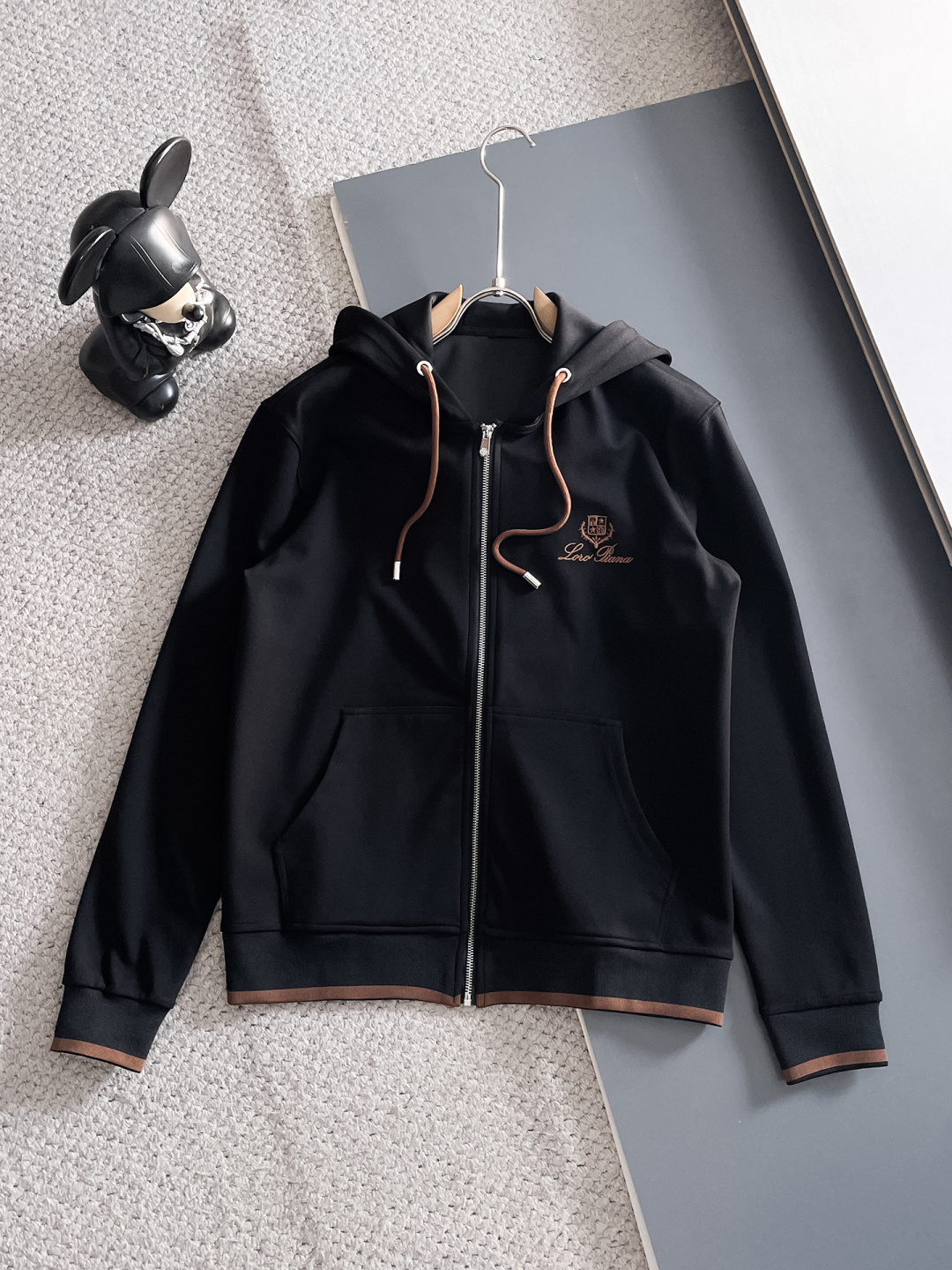 lP🆕 秋冬新款专柜同款休闲套装，透气舒适休闲！高级感满满！细节精致高档，做工无可挑剔！原版高端面料很显