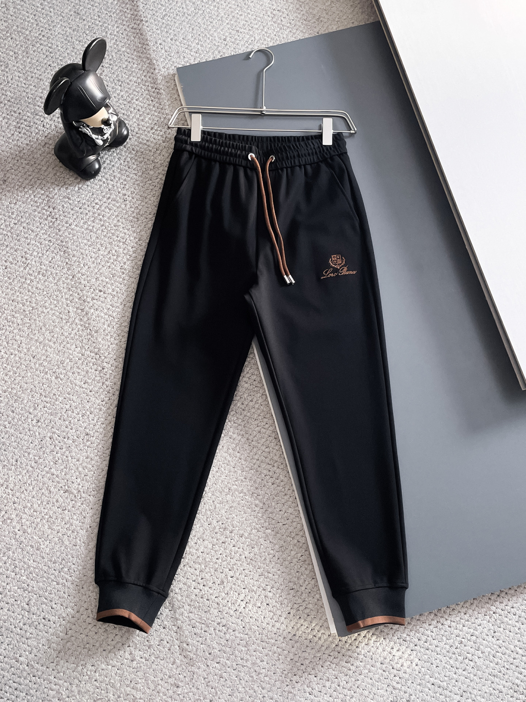 lP🆕 秋冬新款专柜同款休闲套装，透气舒适休闲！高级感满满！细节精致高档，做工无可挑剔！原版高端面料很显