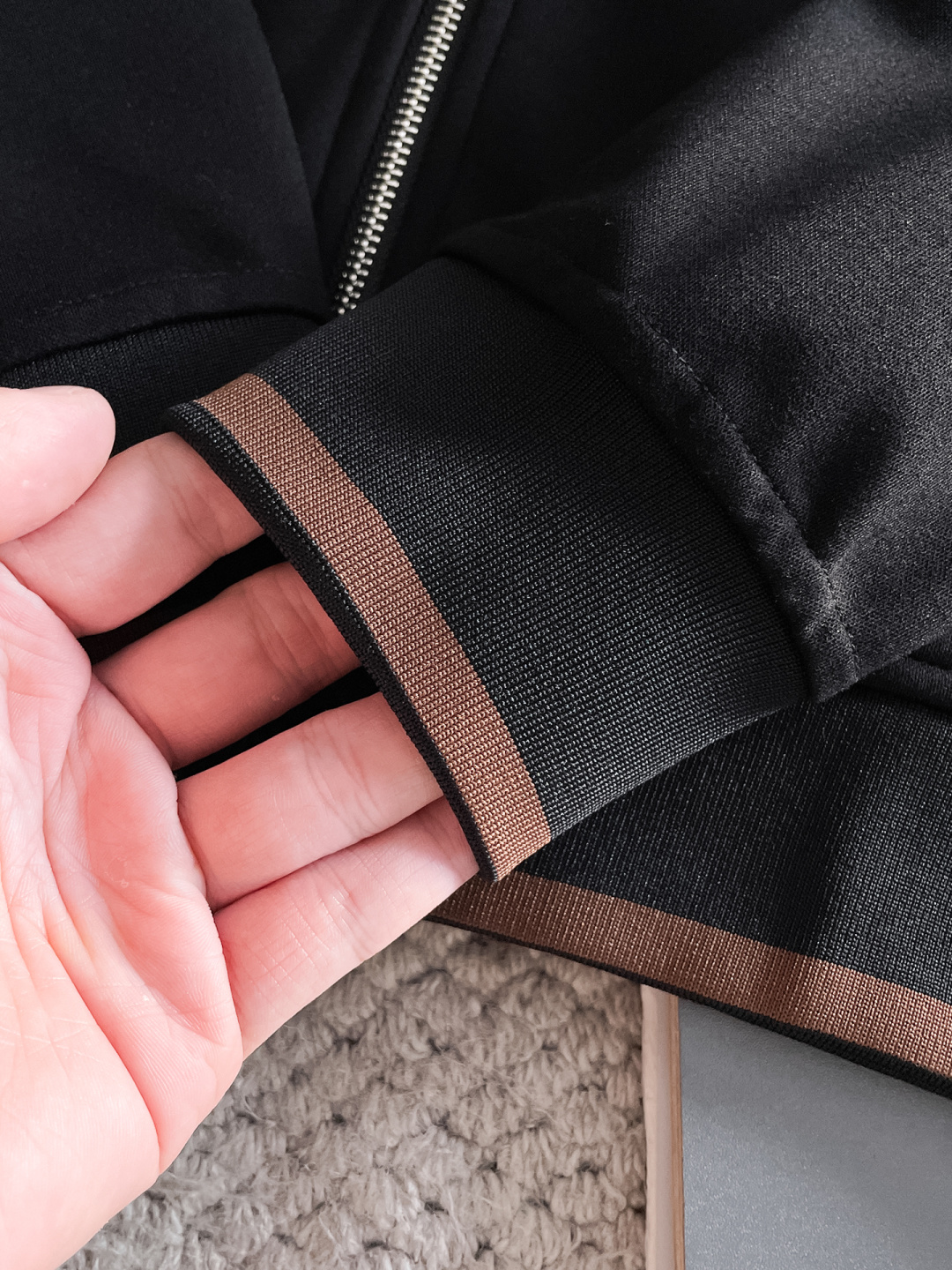 lP🆕 秋冬新款专柜同款休闲套装，透气舒适休闲！高级感满满！细节精致高档，做工无可挑剔！原版高端面料很显