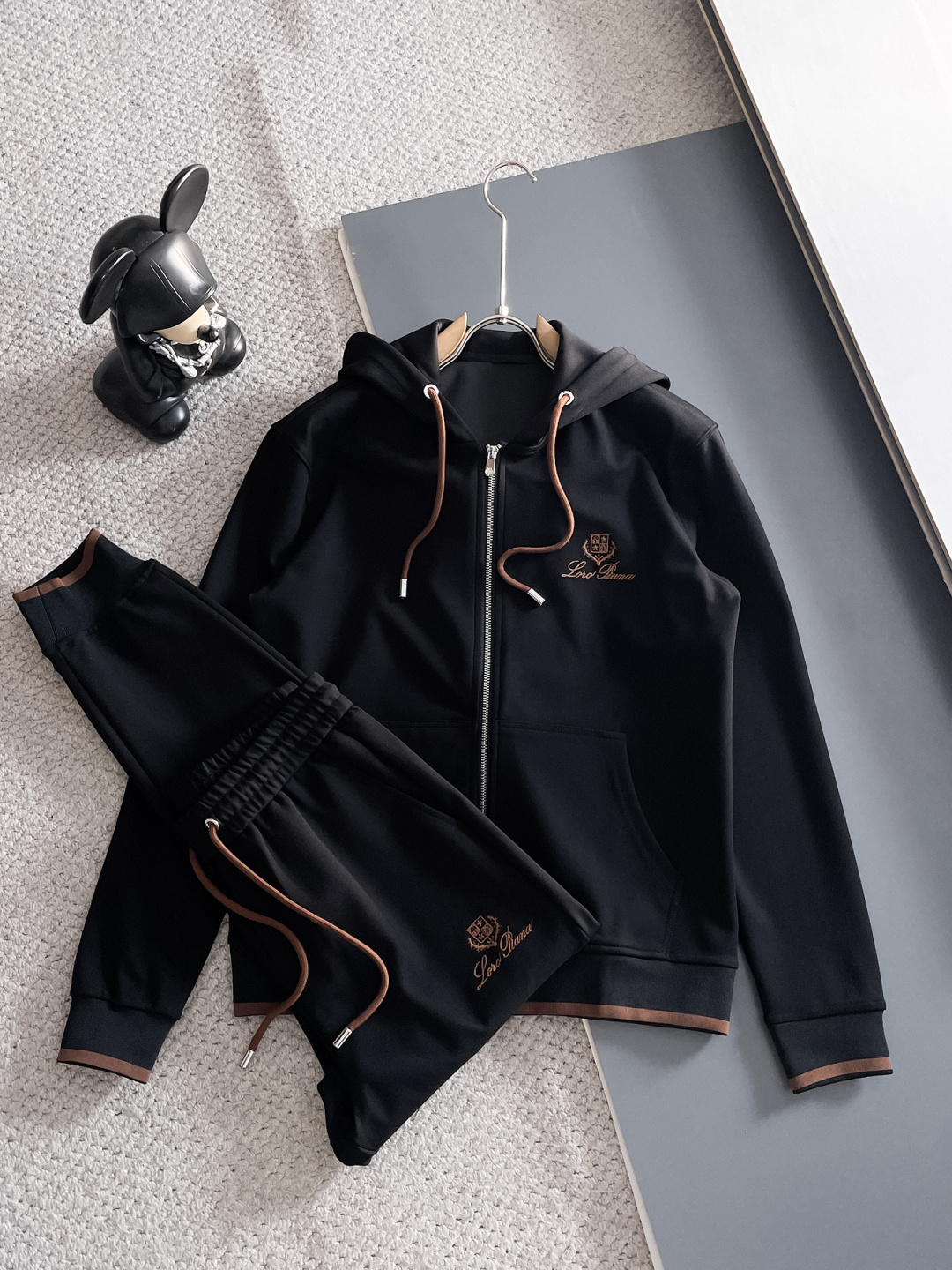 NO:570979,LP's new autumn and winter counter casual suit of the same style, breathable, comfortable and casual!  Full of high-end feel!  The details are exquisite and high-end, and the workmanship is impeccable!  The original high-end fabric is very high-end!  The fabric is crisp, anti-wrinkle and wear-resistant, warm, neat and stylish. Everyone must buy a set this autumn and winter. They must look cool and cool when wearing it. We especially recommend the sizes M-3XL, loro piana, and alexander wang.19860909LP 秋冬新款专柜同款休闲套装,透气舒适休闲！高级感满满！细节精致高档,做工无可挑剔！原版高端面料很显高级！面料挺括抗皱耐磨,保暖利落有型 这个秋冬每人必须入手一套 穿上必须是醉帅气的 咋们家特别推荐码数M-3XL,,loro piana,alexander wang,Men's clothing