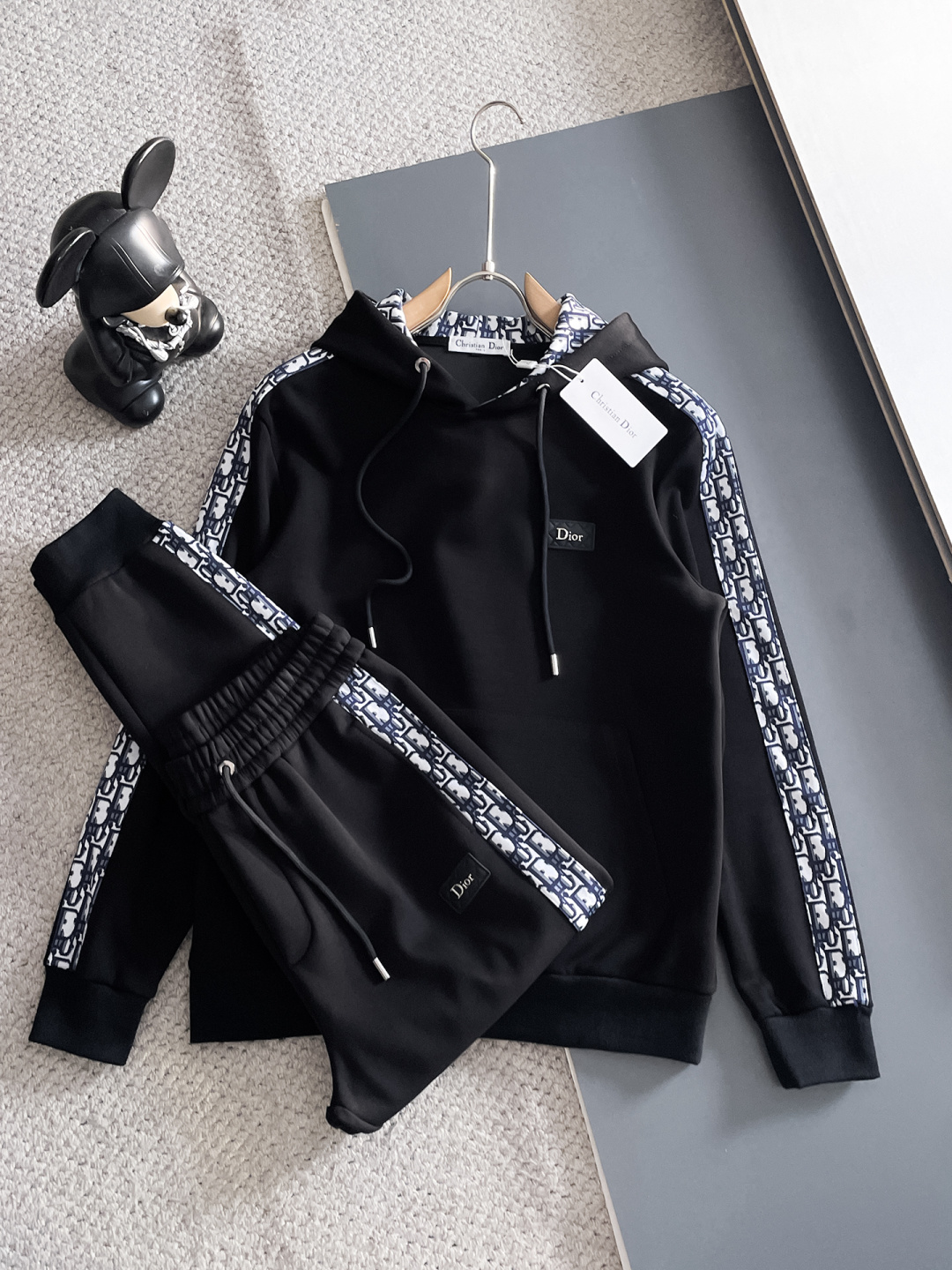 NO:566511,Dior 2025 autumn and winter new counter casual suit, breathable, comfortable and casual!  Full of high-end feel!  The details are exquisite and high-end, and the workmanship is impeccable!  The original high-end fabric is very high-end!  The fabric is crisp, anti-wrinkle and wear-resistant, warm, neat and stylish. Everyone must buy a set this autumn and winter. They must look cool and cool when wearing it. We specially recommend the size M-3XL, dior, alexander wang19860909迪奥 2025秋冬新款专柜同款休闲套装,透气舒适休闲！高级感满满！细节精致高档,做工无可挑剔！原版高端面料很显高级！面料挺括抗皱耐磨,保暖利落有型 这个秋冬每人必须入手一套 穿上必须是醉帅气的 咋们家特别推荐码数M-3XL,,dior,alexander wang,Men's clothing