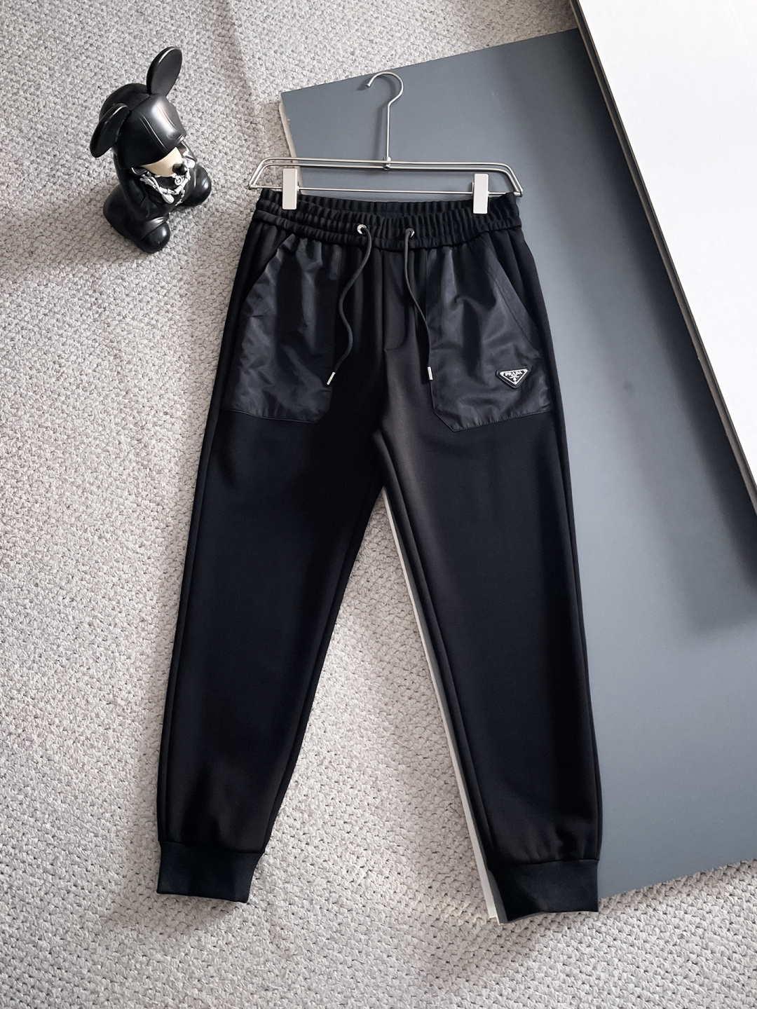 普拉达 2025秋冬新款专柜同款休闲套装，透气舒适休闲！高级感满满！细节精致高档，做工无可挑剔！原版高端