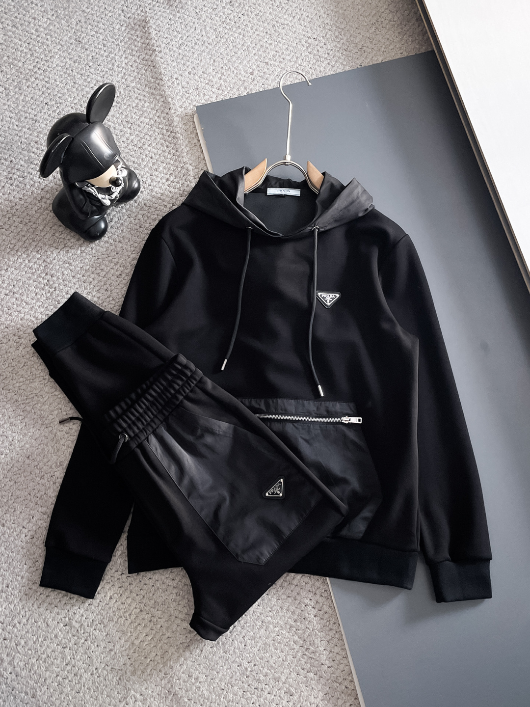 NO:566506,Prada 2025 autumn and winter new counter casual suit, breathable, comfortable and casual!  Full of high-end feel!  The details are exquisite and high-end, and the workmanship is impeccable!  The original high-end fabric is very high-end!  The fabric is crisp, anti-wrinkle and wear-resistant, warm and stylish. Everyone must buy a set this autumn and winter. They must look cool and cool when wearing it. We especially recommend sizes M-3XL, prada, and alexander wang.19860909普拉达 2025秋冬新款专柜同款休闲套装,透气舒适休闲！高级感满满！细节精致高档,做工无可挑剔！原版高端面料很显高级！面料挺括抗皱耐磨,保暖利落有型 这个秋冬每人必须入手一套 穿上必须是醉帅气的 咋们家特别推荐码数M-3XL,,prada,alexander wang,Men's clothing