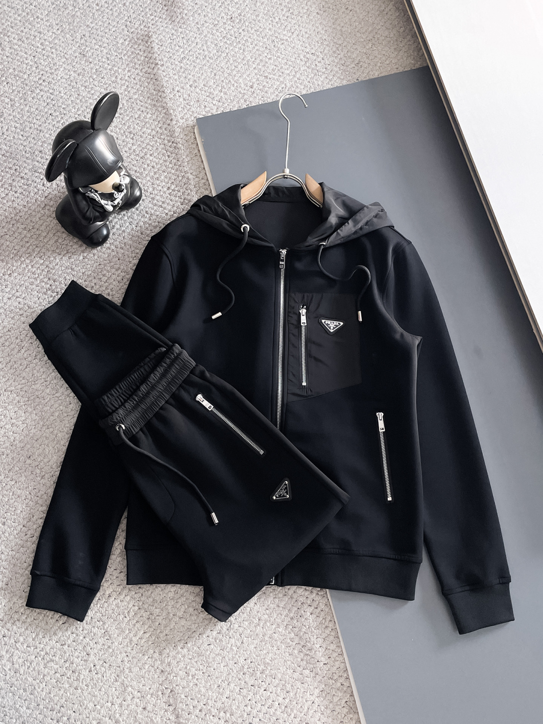 NO:570991,Prada 2025 autumn and winter new counter casual suit, breathable, comfortable and casual!  Full of high-end feel!  The details are exquisite and high-end, and the workmanship is impeccable!  The original high-end fabric is very high-end!  The fabric is crisp, anti-wrinkle and wear-resistant, warm and stylish. Everyone must buy a set this autumn and winter. They must look cool and cool when wearing it. We especially recommend sizes M-3XL, prada, and alexander wang.19860909普拉达 2025秋冬新款专柜同款休闲套装,透气舒适休闲！高级感满满！细节精致高档,做工无可挑剔！原版高端面料很显高级！面料挺括抗皱耐磨,保暖利落有型 这个秋冬每人必须入手一套 穿上必须是醉帅气的 咋们家特别推荐码数M-3XL,,prada,alexander wang,Men's clothing