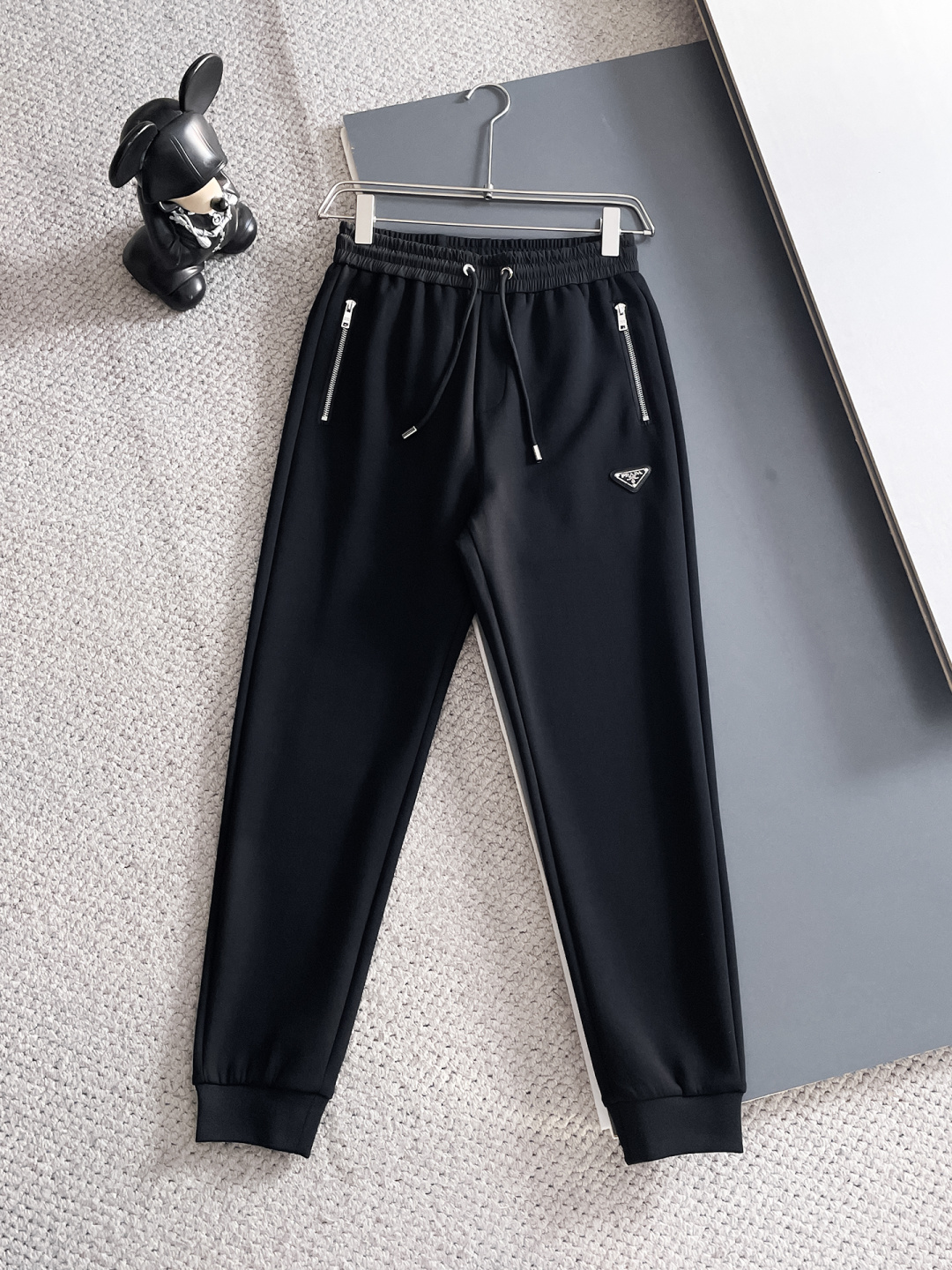 普拉达 2025秋冬新款专柜同款休闲套装，透气舒适休闲！高级感满满！细节精致高档，做工无可挑剔！原版高端