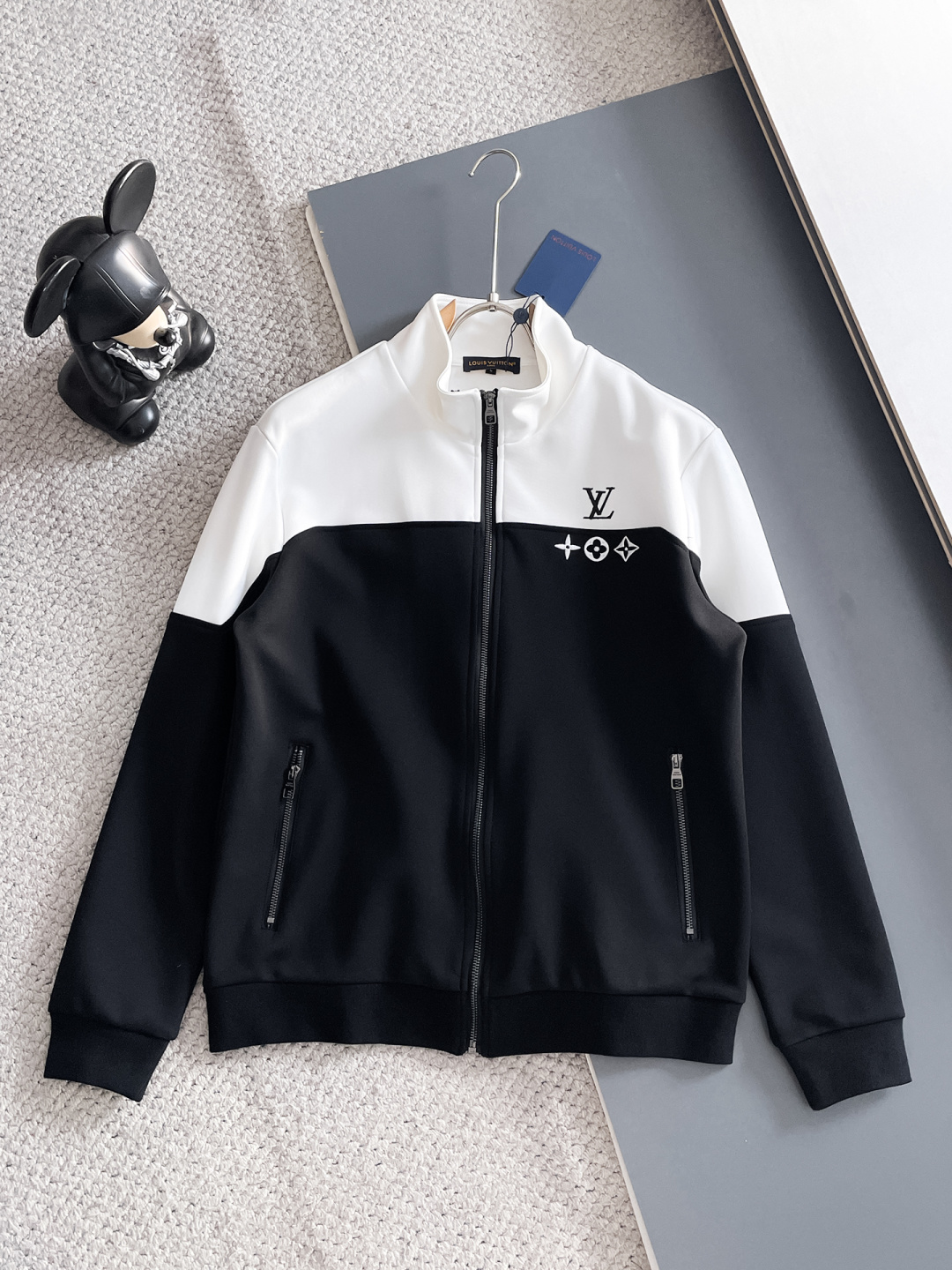 LV 2025秋冬新款专柜同款休闲套装，透气舒适休闲！高级感满满！细节精致高档，做工无可挑剔！原版高端面