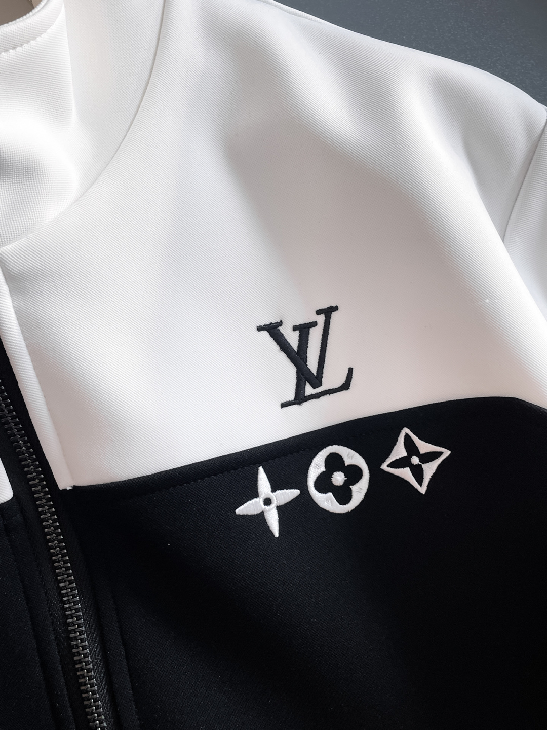 LV 2025秋冬新款专柜同款休闲套装，透气舒适休闲！高级感满满！细节精致高档，做工无可挑剔！原版高端面