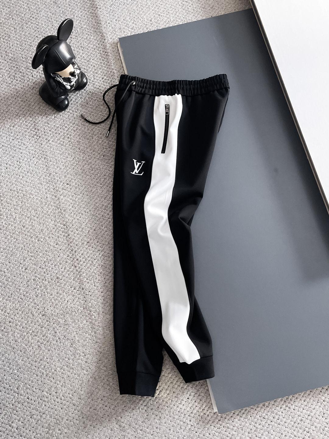 LV 2025秋冬新款专柜同款休闲套装，透气舒适休闲！高级感满满！细节精致高档，做工无可挑剔！原版高端面