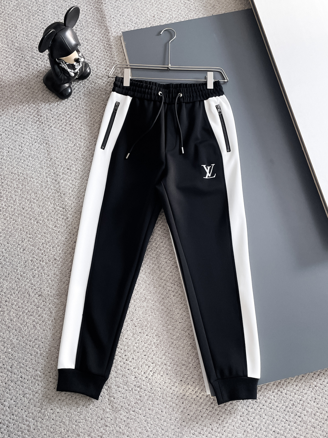 LV 2025秋冬新款专柜同款休闲套装，透气舒适休闲！高级感满满！细节精致高档，做工无可挑剔！原版高端面