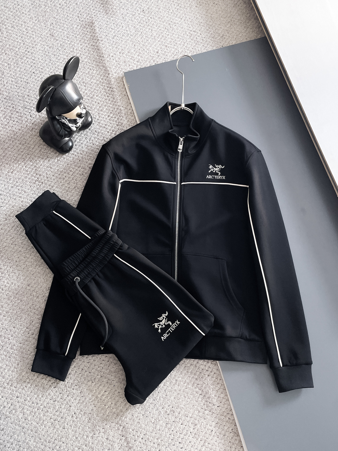 NO:570997,Arc'teryx 2025 autumn and winter new counter casual suit, breathable, comfortable and casual!  Full of high-end feel!  The details are exquisite and high-end, and the workmanship is impeccable!  The original high-end fabric is very high-end!  The fabric is crisp, anti-wrinkle and wear-resistant, warm, neat and stylish. Everyone must buy a set this autumn and winter. They must look cool and cool when wearing it. We especially recommend the sizes M-3XL, arc'teryx, and alexander wang.19860909始祖鸟 2025秋冬新款专柜同款休闲套装,透气舒适休闲！高级感满满！细节精致高档,做工无可挑剔！原版高端面料很显高级！面料挺括抗皱耐磨,保暖利落有型 这个秋冬每人必须入手一套 穿上必须是醉帅气的 咋们家特别推荐码数M-3XL,arc'teryx,alexander wang,Men's clothing