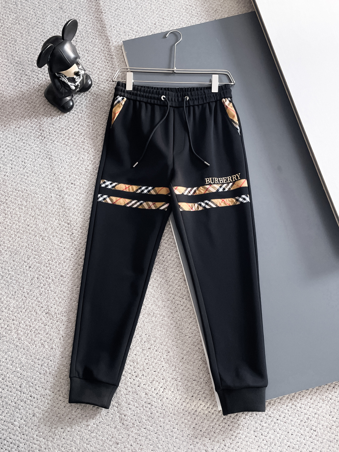 巴宝莉 2025秋冬新款专柜同款休闲套装，透气舒适休闲！高级感满满！细节精致高档，做工无可挑剔！原版高端