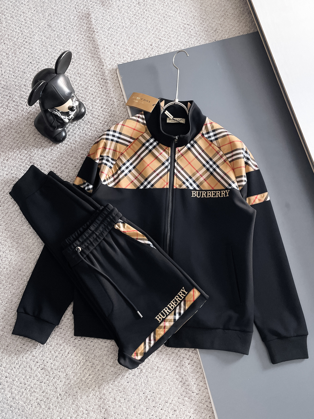 NO:571000,Burberry 2025 autumn and winter new counter casual suit, breathable, comfortable and casual!  Full of high-end feel!  The details are exquisite and high-end, and the workmanship is impeccable!  The original high-end fabric is very high-end!  The fabric is crisp, anti-wrinkle and wear-resistant, warm, neat and stylish. Everyone must buy a set this autumn and winter. They must look cool and cool when wearing it. We especially recommend sizes M-3XL, Burberry, Alexander Wang19860909巴宝莉 2025秋冬新款专柜同款休闲套装,透气舒适休闲！高级感满满！细节精致高档,做工无可挑剔！原版高端面料很显高级！面料挺括抗皱耐磨,保暖利落有型 这个秋冬每人必须入手一套 穿上必须是醉帅气的 咋们家特别推荐码数M-3XL,,burberry,alexander wang,Men's clothing