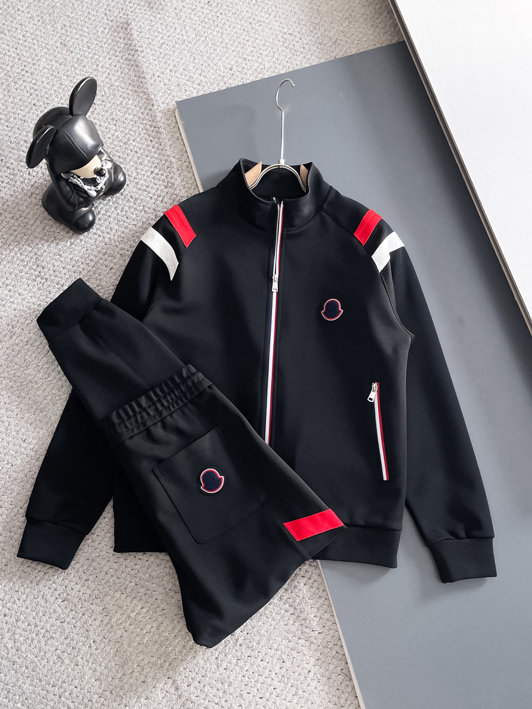 NO:571882,Mengkou 2025 autumn and winter new counter casual suit, breathable, comfortable and casual!  Full of high-end feel!  The details are exquisite and high-end, and the workmanship is impeccable!  The original high-end fabric is very high-end!  The fabric is crisp, anti-wrinkle and wear-resistant, warm, neat and stylish. Everyone must buy a set this autumn and winter. They must look cool and cool when wearing it. We especially recommend sizes M-3XL, Moncler, and alexander wang.19860909蒙口 2025秋冬新款专柜同款休闲套装,透气舒适休闲！高级感满满！细节精致高档,做工无可挑剔！原版高端面料很显高级！面料挺括抗皱耐磨,保暖利落有型 这个秋冬每人必须入手一套 穿上必须是醉帅气的 咋们家特别推荐码数M-3XL,,Moncler,alexander wang,Men's clothing