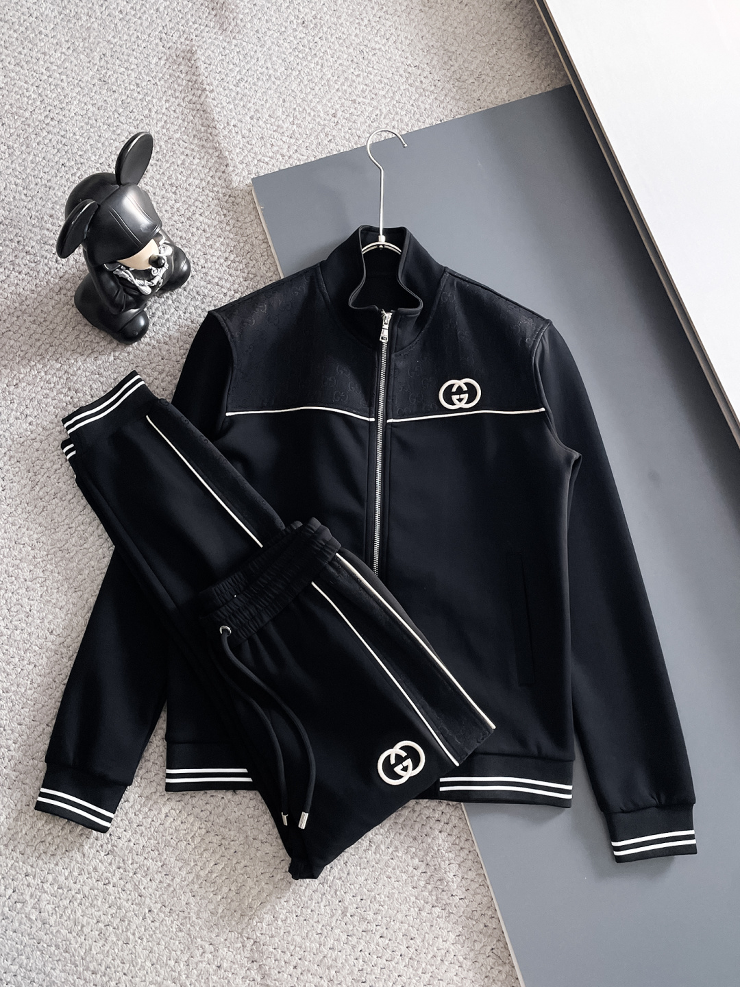 NO:570974,Gucci 2025 autumn and winter new counter casual suit, breathable, comfortable and casual!  Full of high-end feel!  The details are exquisite and high-end, and the workmanship is impeccable!  The original high-end fabric is very high-end!  The fabric is crisp, anti-wrinkle and wear-resistant, warm, neat and stylish. Everyone must buy a set this autumn and winter. They must look cool and cool when wearing it. We especially recommend sizes M-3XL, Gucci, Alexander Wang19860909古驰 2025秋冬新款专柜同款休闲套装,透气舒适休闲！高级感满满！细节精致高档,做工无可挑剔！原版高端面料很显高级！面料挺括抗皱耐磨,保暖利落有型 这个秋冬每人必须入手一套 穿上必须是醉帅气的 咋们家特别推荐码数M-3XL,,gucci,alexander wang,Men's clothing