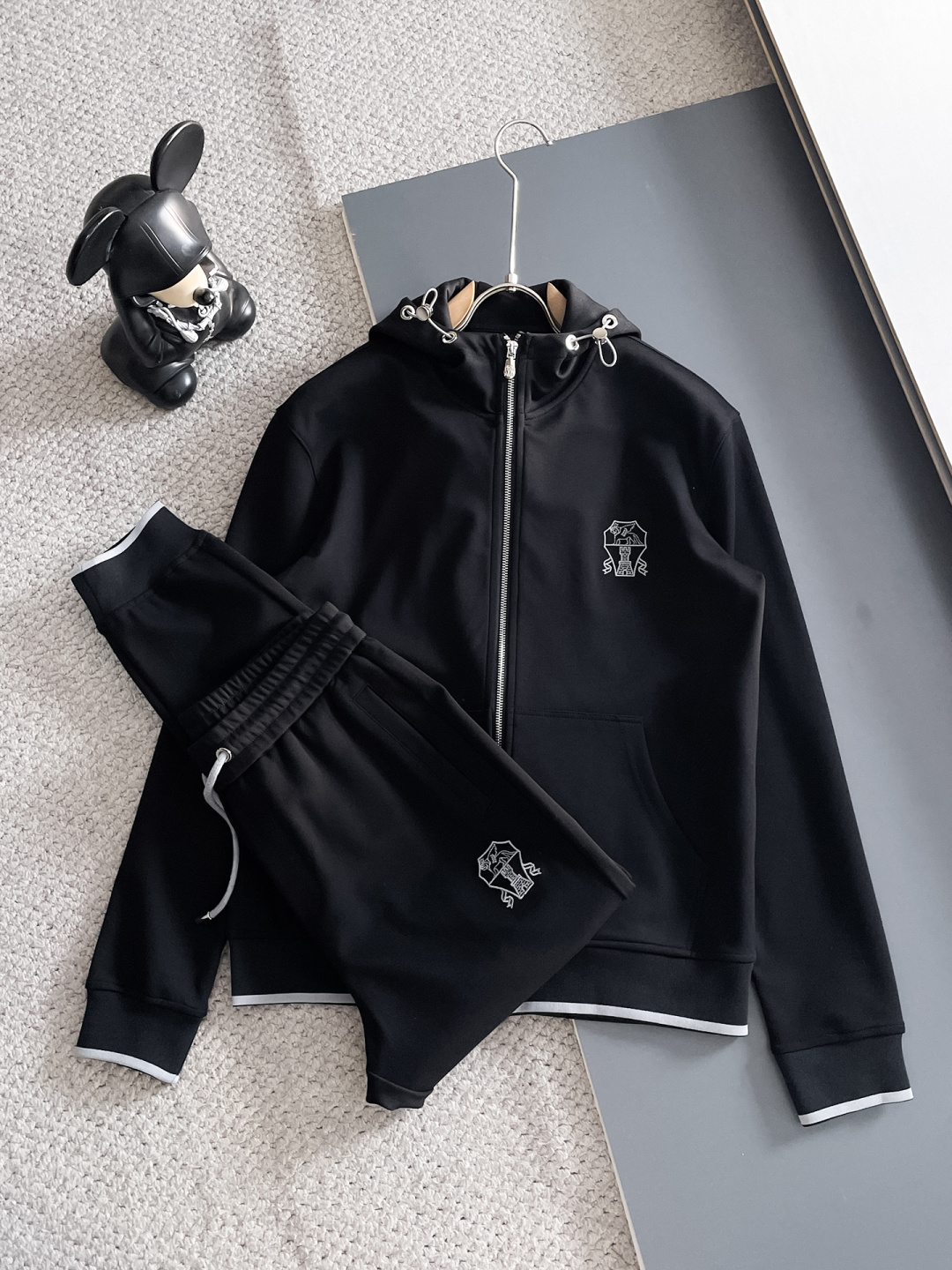 NO:570977,BC 2025 autumn and winter new counter casual suits of the same style, breathable, comfortable and casual!  Full of high-end feel!  The details are exquisite and high-end, and the workmanship is impeccable!  The original high-end fabric is very high-end!  The fabric is crisp, anti-wrinkle and wear-resistant, warm, neat and stylish. Everyone must buy a set this autumn and winter. They must look cool and cool when wearing it. We especially recommend the size M-3XL, alexander wang19860909BC 2025秋冬新款专柜同款休闲套装,透气舒适休闲！高级感满满！细节精致高档,做工无可挑剔！原版高端面料很显高级！面料挺括抗皱耐磨,保暖利落有型 这个秋冬每人必须入手一套 穿上必须是醉帅气的 咋们家特别推荐码数M-3XL,,alexander wang,Men's clothing