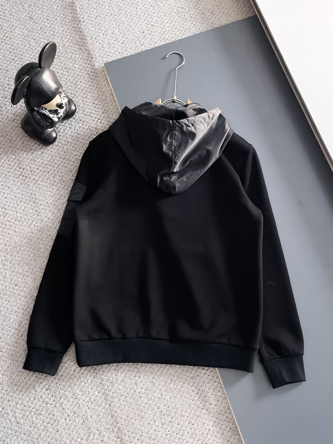 普拉达2025秋冬新款专柜同款休闲套装，透气舒适休闲！高级感满满！细节精致高档，做工无可挑剔！原版高端面