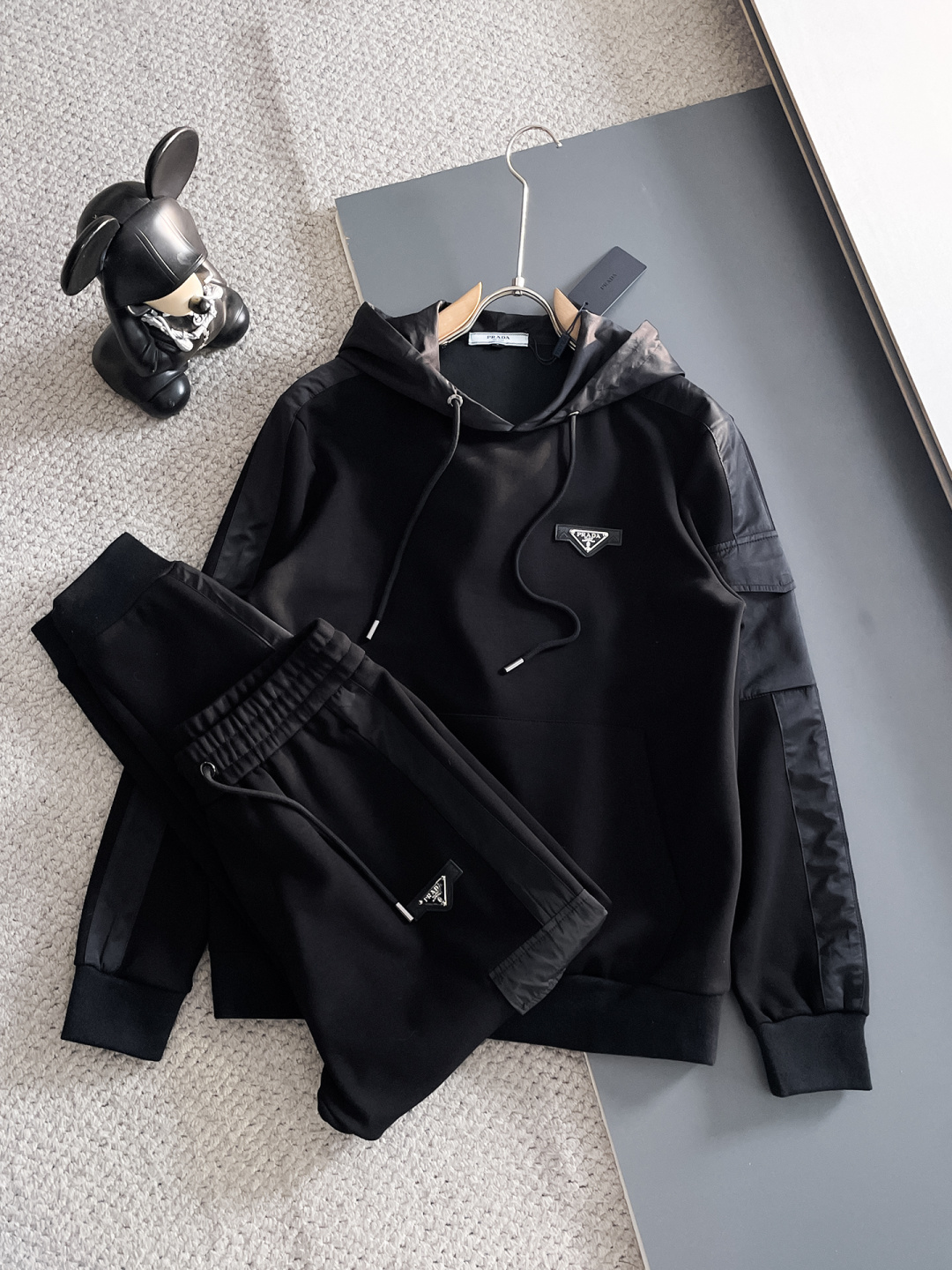 NO:570986,Prada's 2025 new autumn and winter counter casual suits are the same style, breathable, comfortable and casual!  Full of high-end feel!  The details are exquisite and high-end, and the workmanship is impeccable!  The original high-end fabric is very high-end!  The fabric is crisp, anti-wrinkle and wear-resistant, warm and stylish. Everyone must buy a set this autumn and winter. They must look cool and cool when wearing it. We especially recommend sizes M-3XL, prada, and alexander wang.19860909普拉达2025秋冬新款专柜同款休闲套装,透气舒适休闲！高级感满满！细节精致高档,做工无可挑剔！原版高端面料很显高级！面料挺括抗皱耐磨,保暖利落有型 这个秋冬每人必须入手一套 穿上必须是醉帅气的 咋们家特别推荐码数M-3XL,,prada,alexander wang,Men's clothing