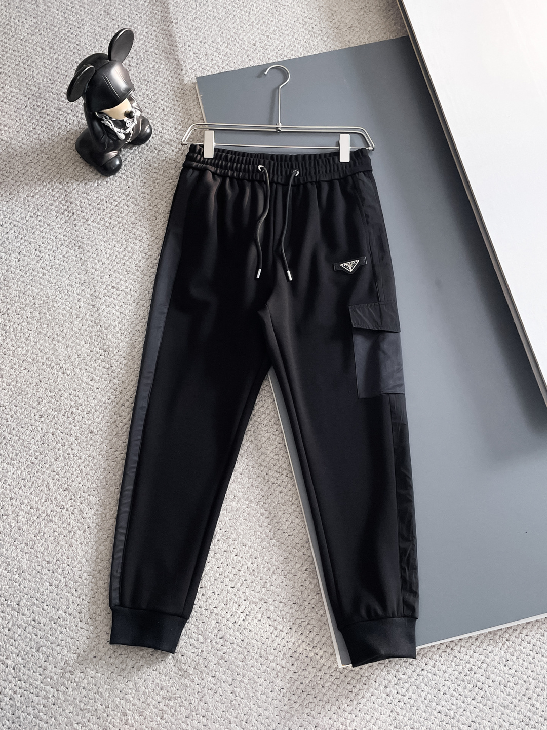 普拉达2025秋冬新款专柜同款休闲套装，透气舒适休闲！高级感满满！细节精致高档，做工无可挑剔！原版高端面