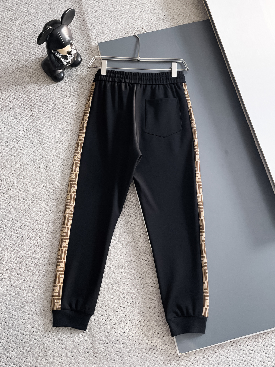 芬迪 2025秋冬新款专柜同款休闲套装，透气舒适休闲！高级感满满！细节精致高档，做工无可挑剔！原版高端面