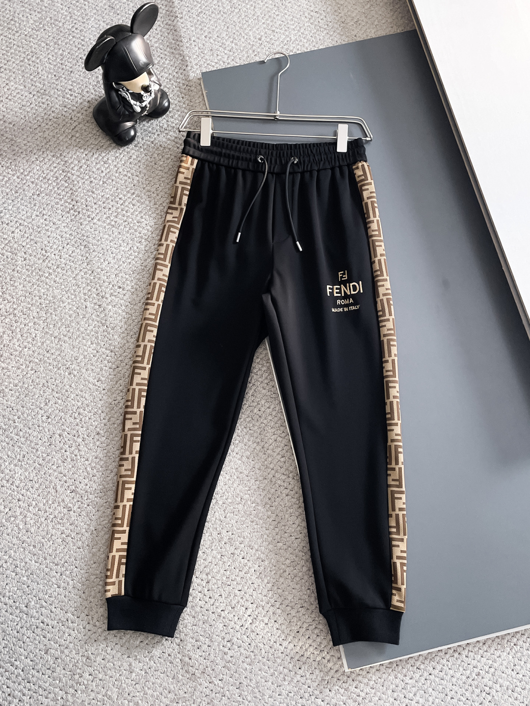 芬迪 2025秋冬新款专柜同款休闲套装，透气舒适休闲！高级感满满！细节精致高档，做工无可挑剔！原版高端面