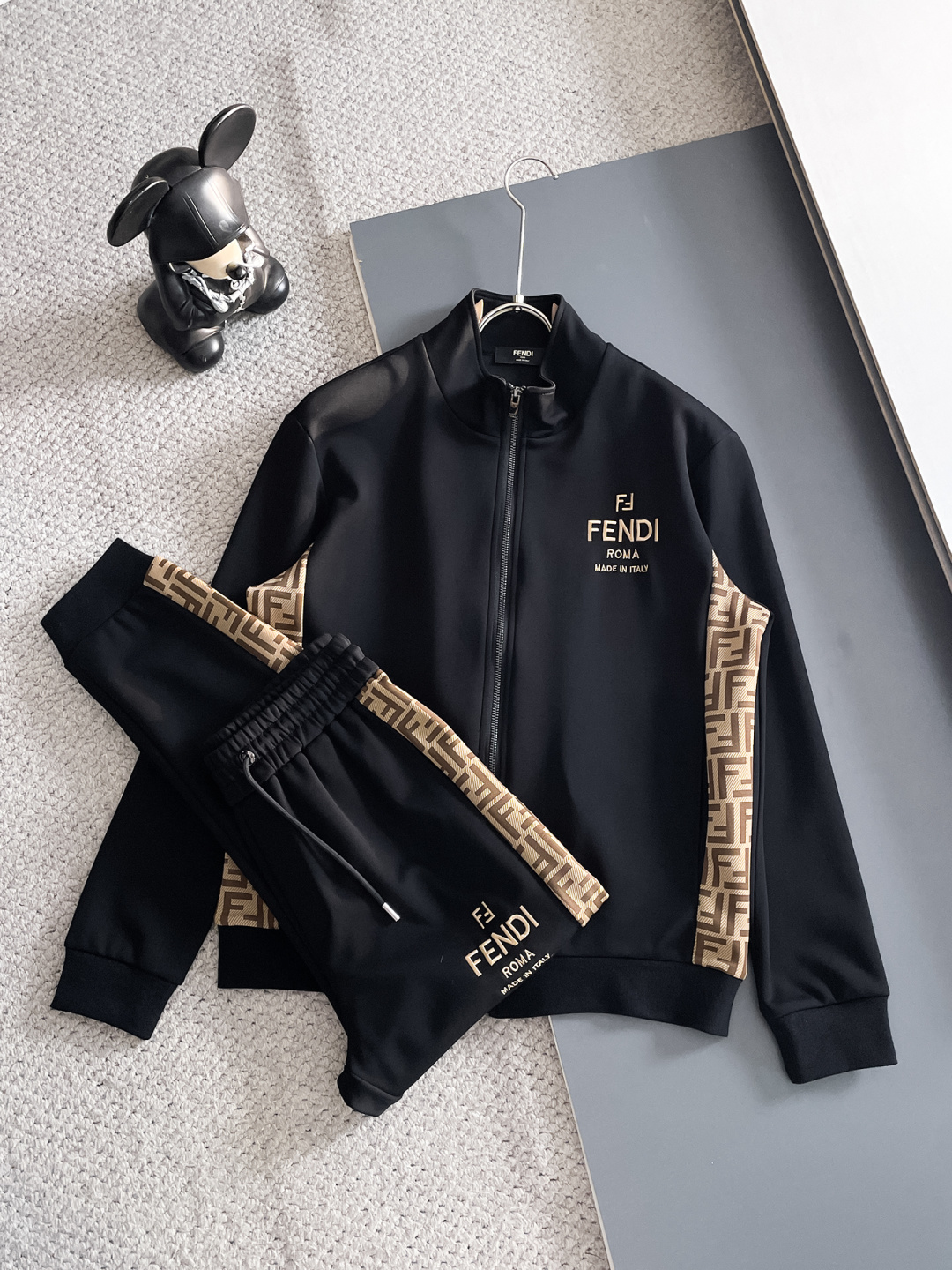 NO:570983,Fendi 2025 autumn and winter new counter casual suit, breathable, comfortable and casual!  Full of high-end feel!  The details are exquisite and high-end, and the workmanship is impeccable!  The original high-end fabric is very high-end!  The fabric is crisp, anti-wrinkle and wear-resistant, warm, neat and stylish. Everyone must buy a set this autumn and winter. They must look cool and cool when wearing it. We especially recommend the sizes M-3XL, fendi, and alexander wang.19860909芬迪 2025秋冬新款专柜同款休闲套装,透气舒适休闲！高级感满满！细节精致高档,做工无可挑剔！原版高端面料很显高级！面料挺括抗皱耐磨,保暖利落有型 这个秋冬每人必须入手一套 穿上必须是醉帅气的 咋们家特别推荐码数M-3XL,,fendi,alexander wang,Men's clothing