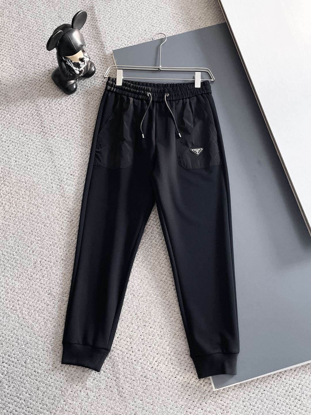 普拉达2025秋冬新款专柜同款休闲套装，透气舒适休闲！高级感满满！细节精致高档，做工无可挑剔！原版高端面