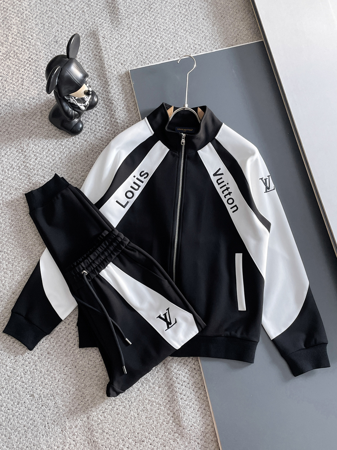 LV 爆款套装来袭 专注官网原版 2025全新爆款开衫卫衣套装 原单狠货🇭🇰倾注顶级设计师的精心之作 就