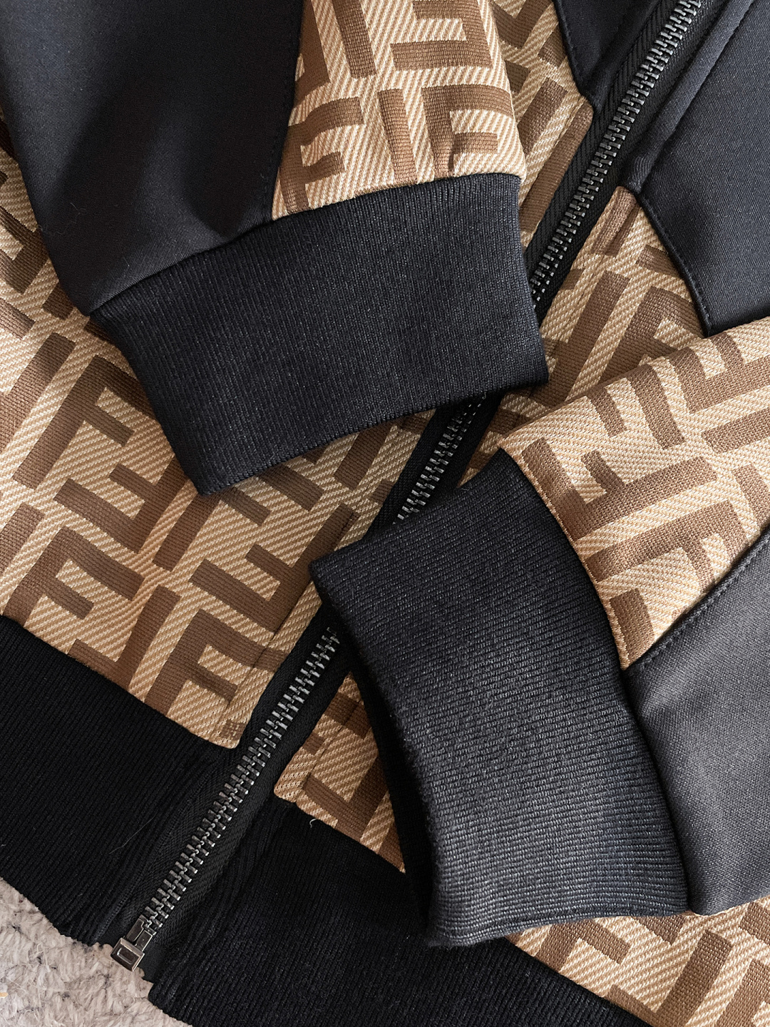 芬迪 爆款套装来袭 专注官网原版 2025全新爆款开衫卫衣套装 原单狠货🇭🇰倾注顶级设计师的精心之作 就