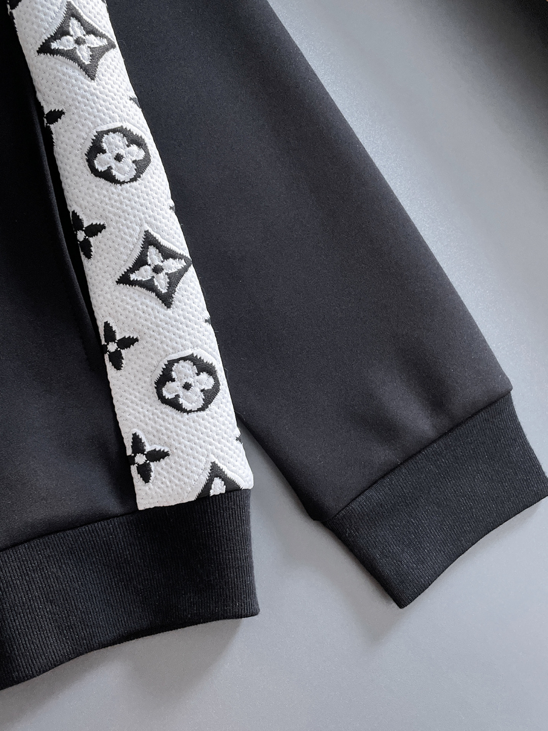 LV 爆款套装来袭 专注官网原版 2025全新爆款开衫卫衣套装 原单狠货🇭🇰倾注顶级设计师的精心之作 就