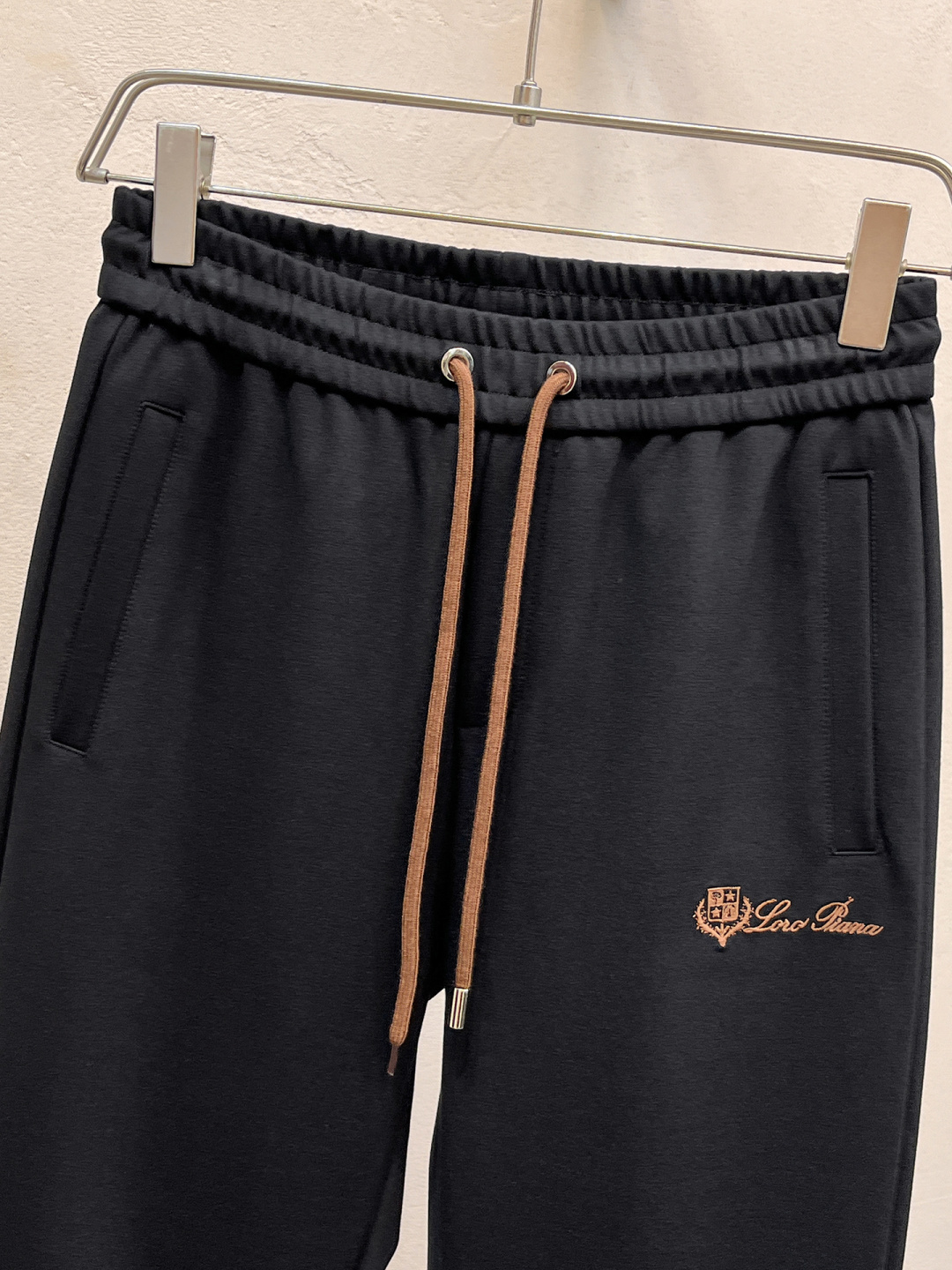 lP🆕 全新爆款开衫套装 原单狠货🇭🇰倾注顶级设计师的精心之作 就为一个贴合、完美的上身效果 全天然优质