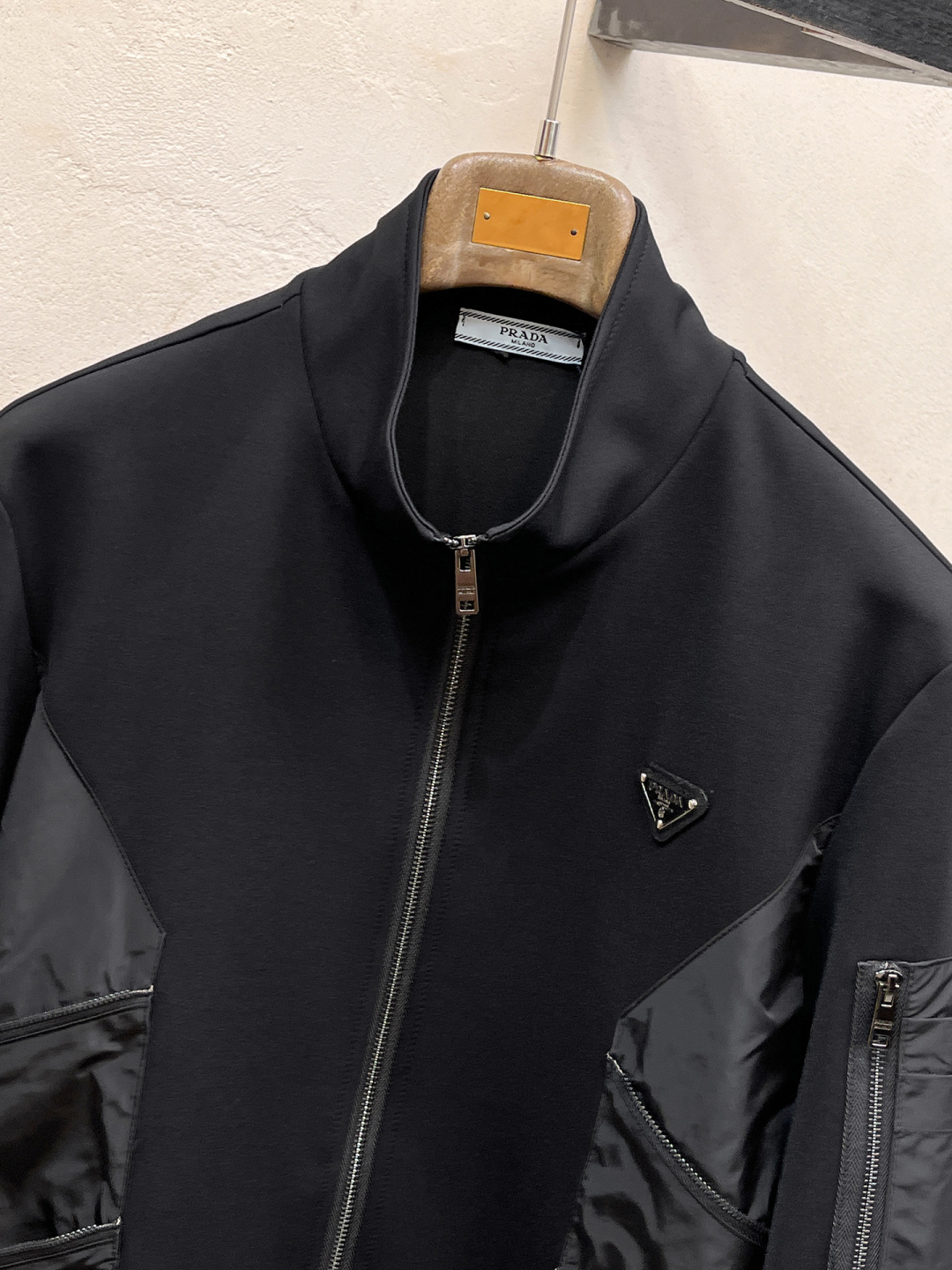 普拉达 2025全新爆款开衫套装 原单狠货🇭🇰倾注顶级设计师的精心之作 就为一个贴合、完美的上身效果 全