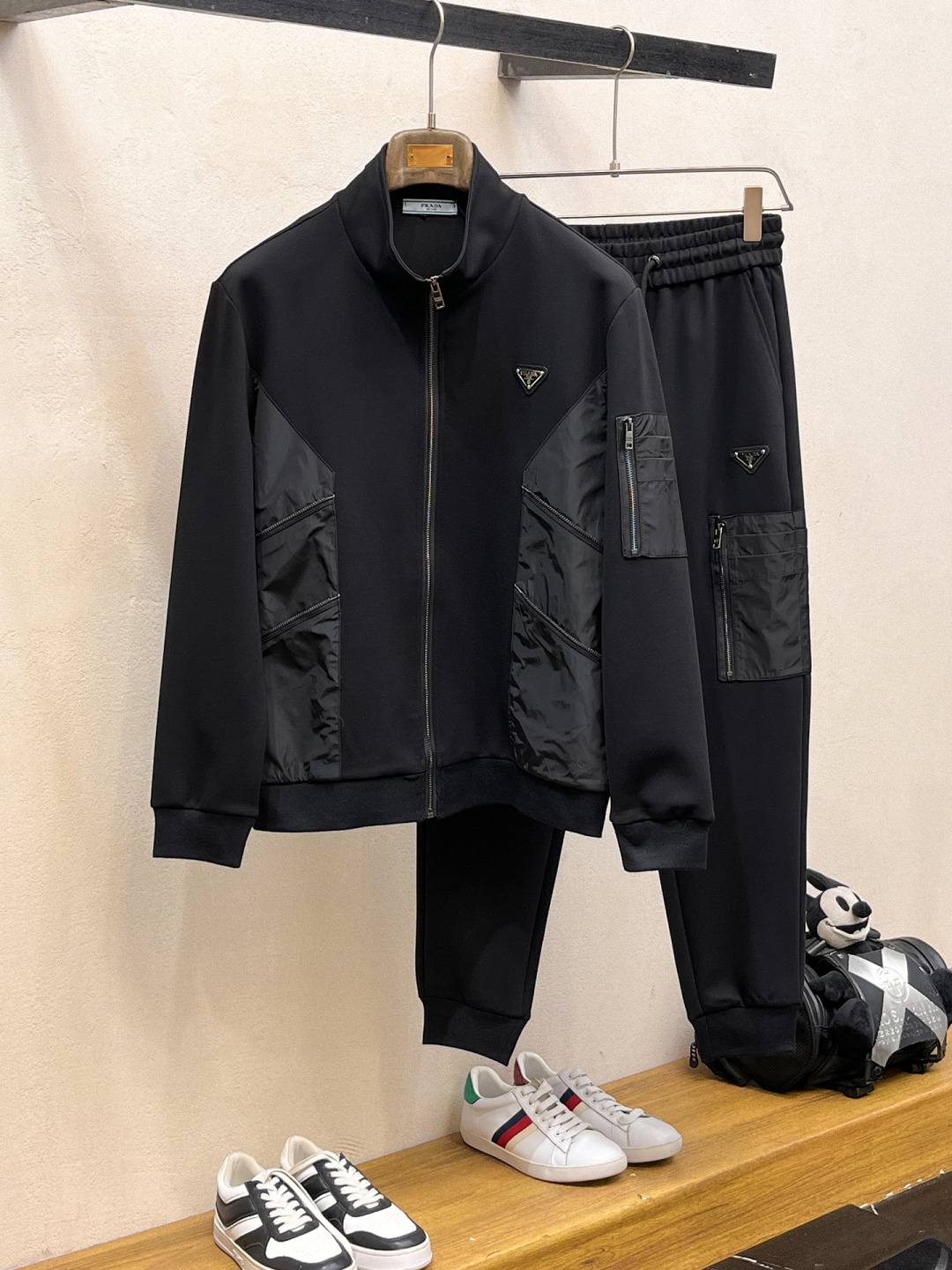 普拉达 2025全新爆款开衫套装 原单狠货🇭🇰倾注顶级设计师的精心之作 就为一个贴合、完美的上身效果 全