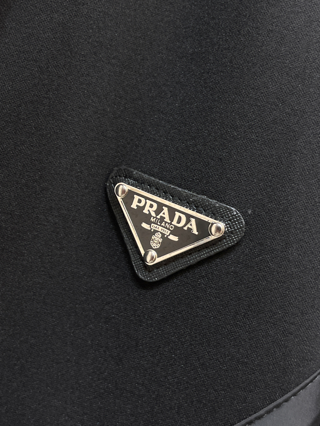 普拉达 2025全新爆款开衫套装 原单狠货🇭🇰倾注顶级设计师的精心之作 就为一个贴合、完美的上身效果 全