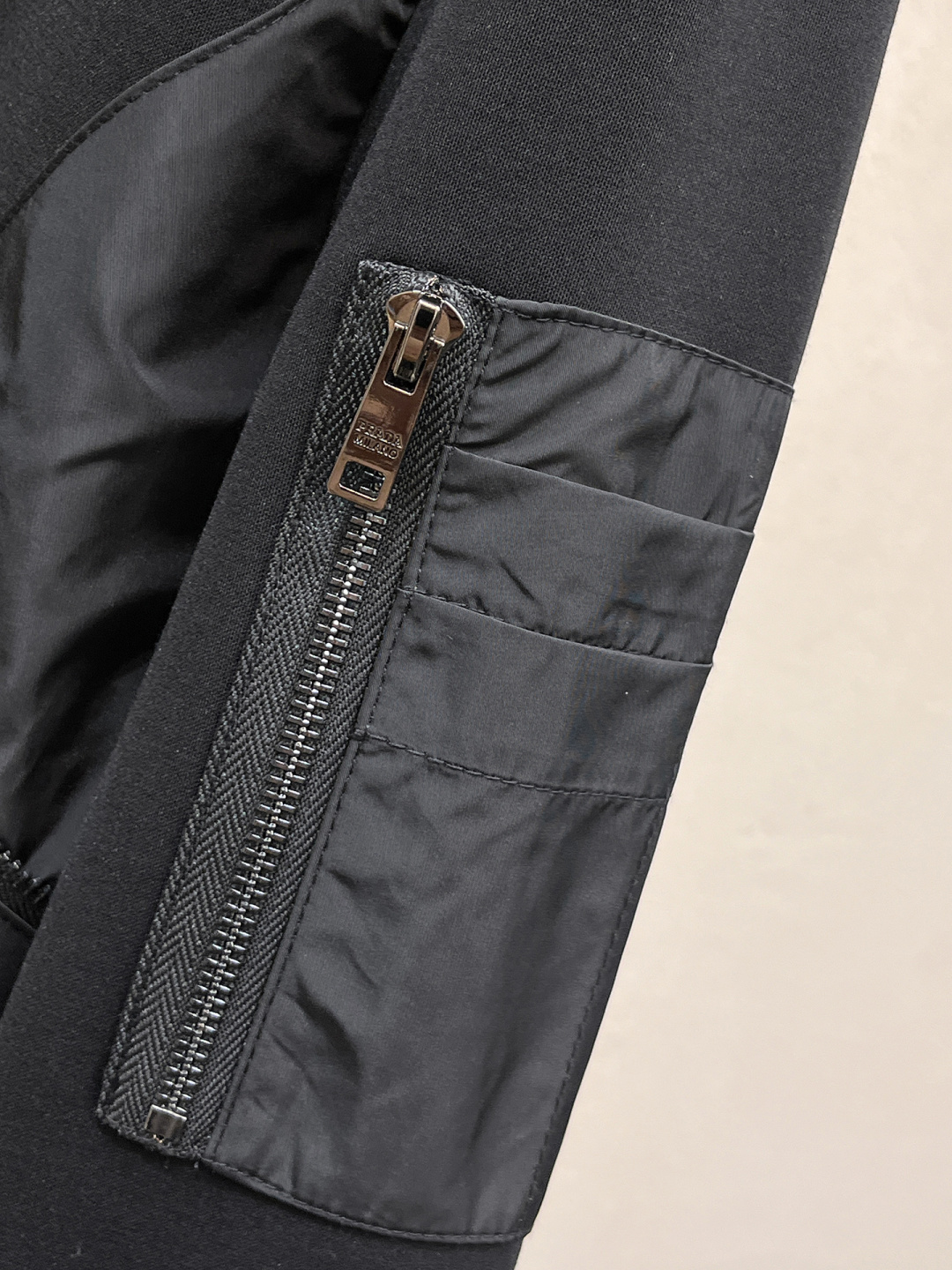 普拉达 2025全新爆款开衫套装 原单狠货🇭🇰倾注顶级设计师的精心之作 就为一个贴合、完美的上身效果 全