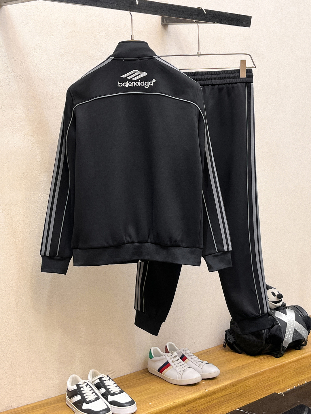 巴黎世家 2025全新爆款开衫套装 原单狠货🇭🇰倾注顶级设计师的精心之作 就为一个贴合、完美的上身效果 