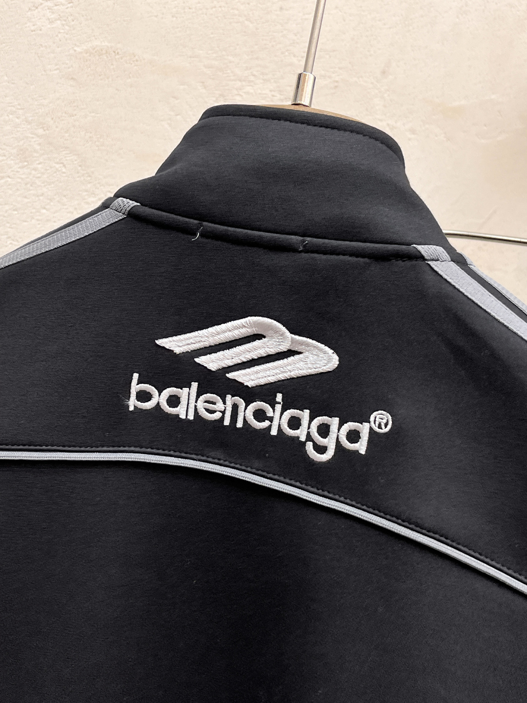 巴黎世家 2025全新爆款开衫套装 原单狠货🇭🇰倾注顶级设计师的精心之作 就为一个贴合、完美的上身效果 