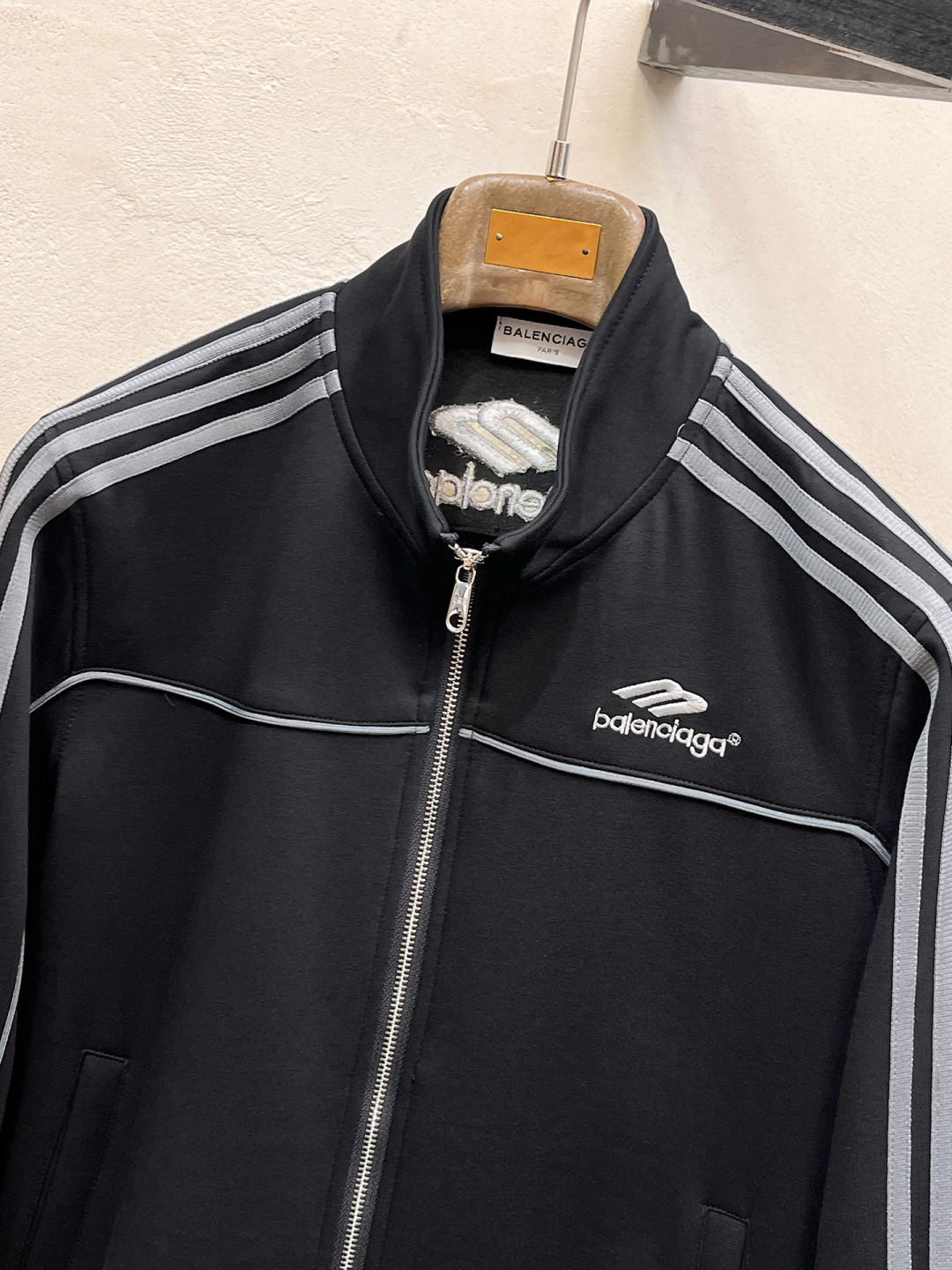 巴黎世家 2025全新爆款开衫套装 原单狠货🇭🇰倾注顶级设计师的精心之作 就为一个贴合、完美的上身效果 