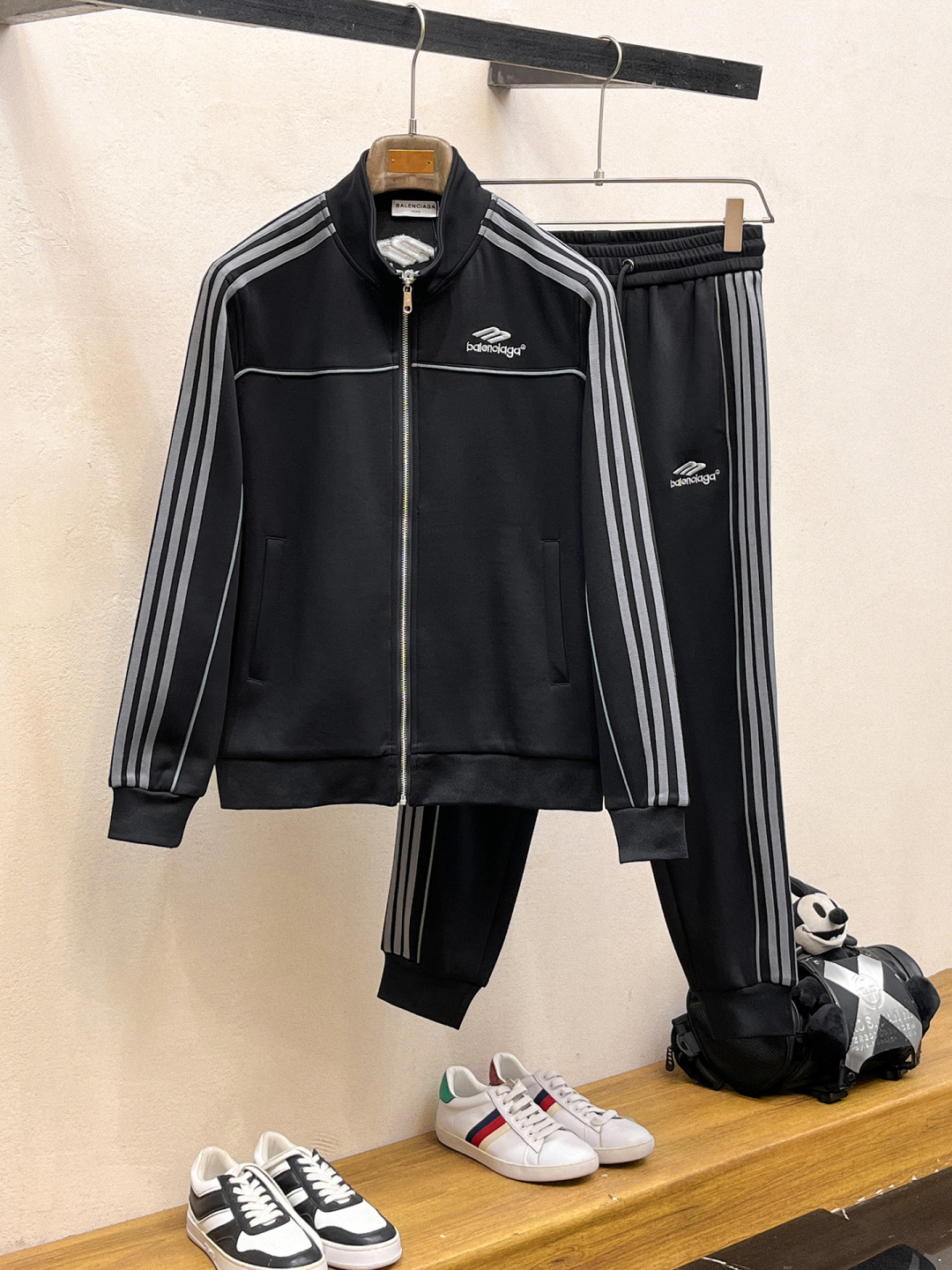 巴黎世家 2025全新爆款开衫套装 原单狠货🇭🇰倾注顶级设计师的精心之作 就为一个贴合、完美的上身效果 