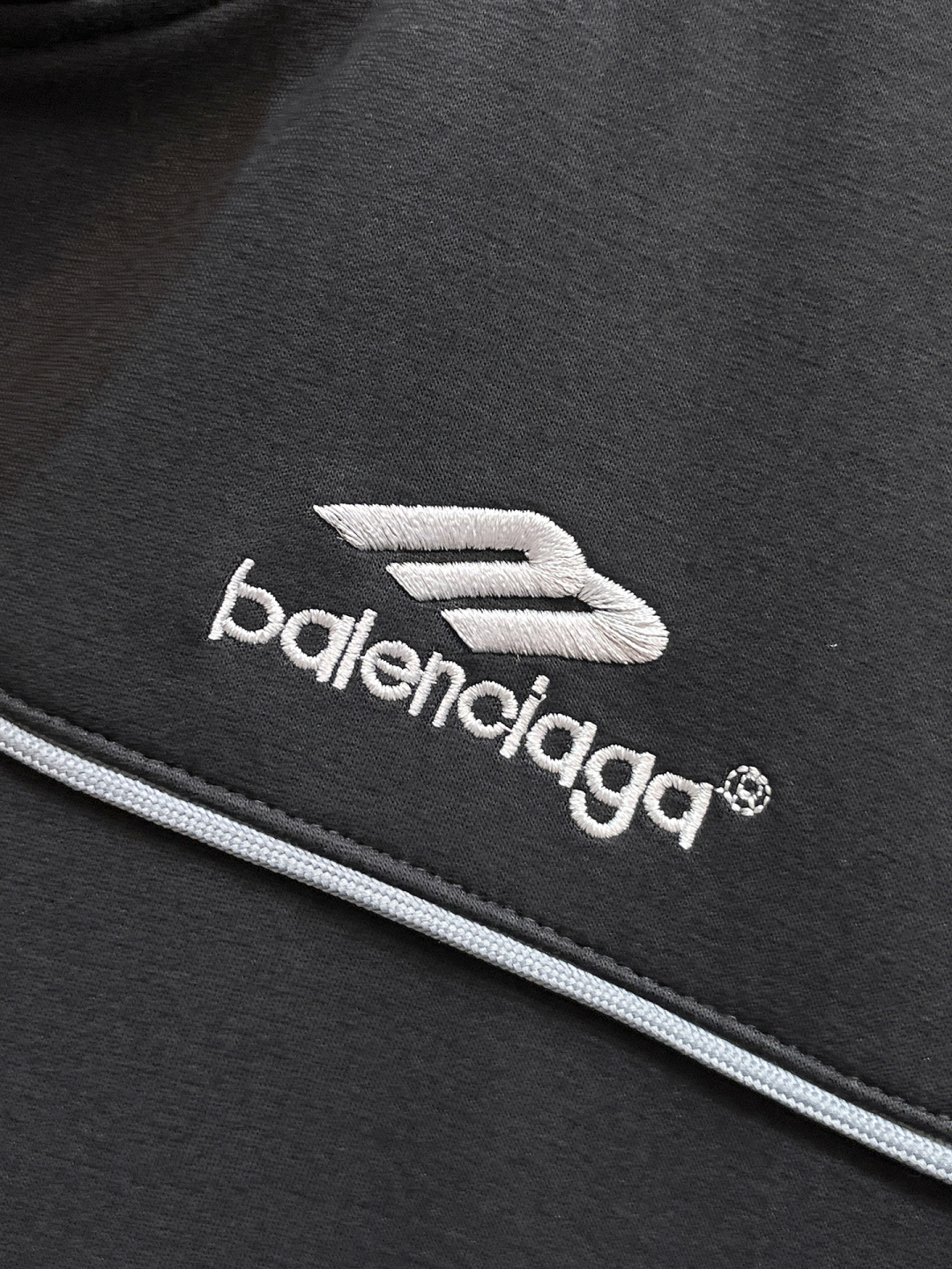 巴黎世家 2025全新爆款开衫套装 原单狠货🇭🇰倾注顶级设计师的精心之作 就为一个贴合、完美的上身效果 