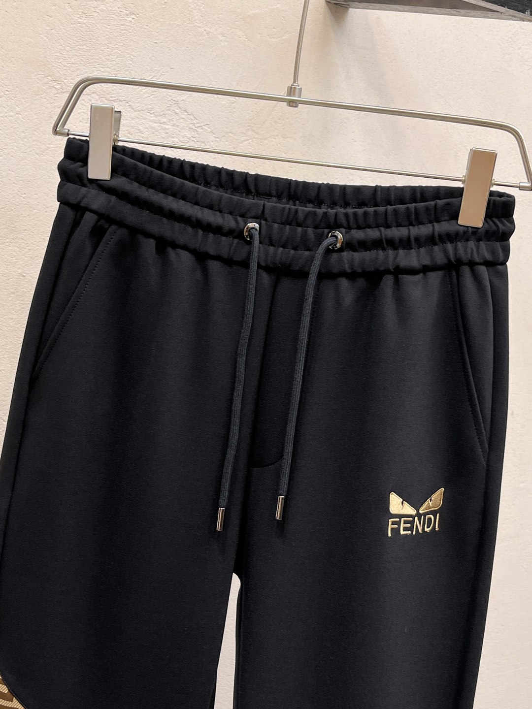 芬迪 2025全新爆款开衫套装 原单狠货🇭🇰倾注顶级设计师的精心之作 就为一个贴合、完美的上身效果 全天