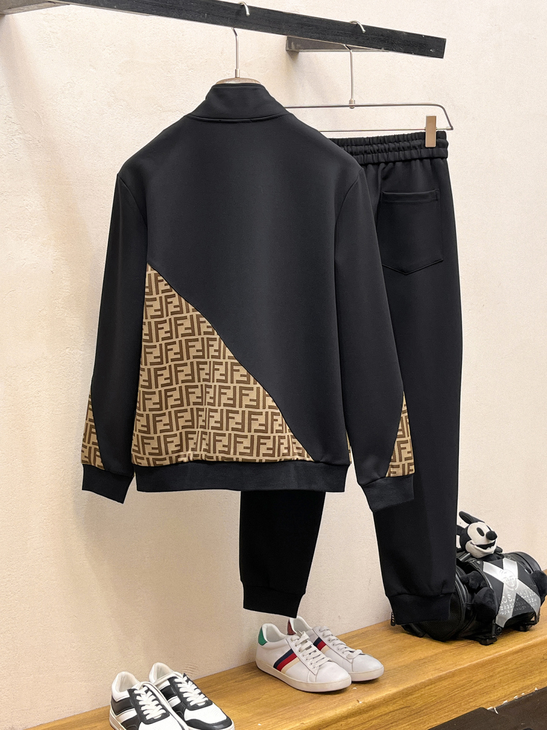 芬迪 2025全新爆款开衫套装 原单狠货🇭🇰倾注顶级设计师的精心之作 就为一个贴合、完美的上身效果 全天