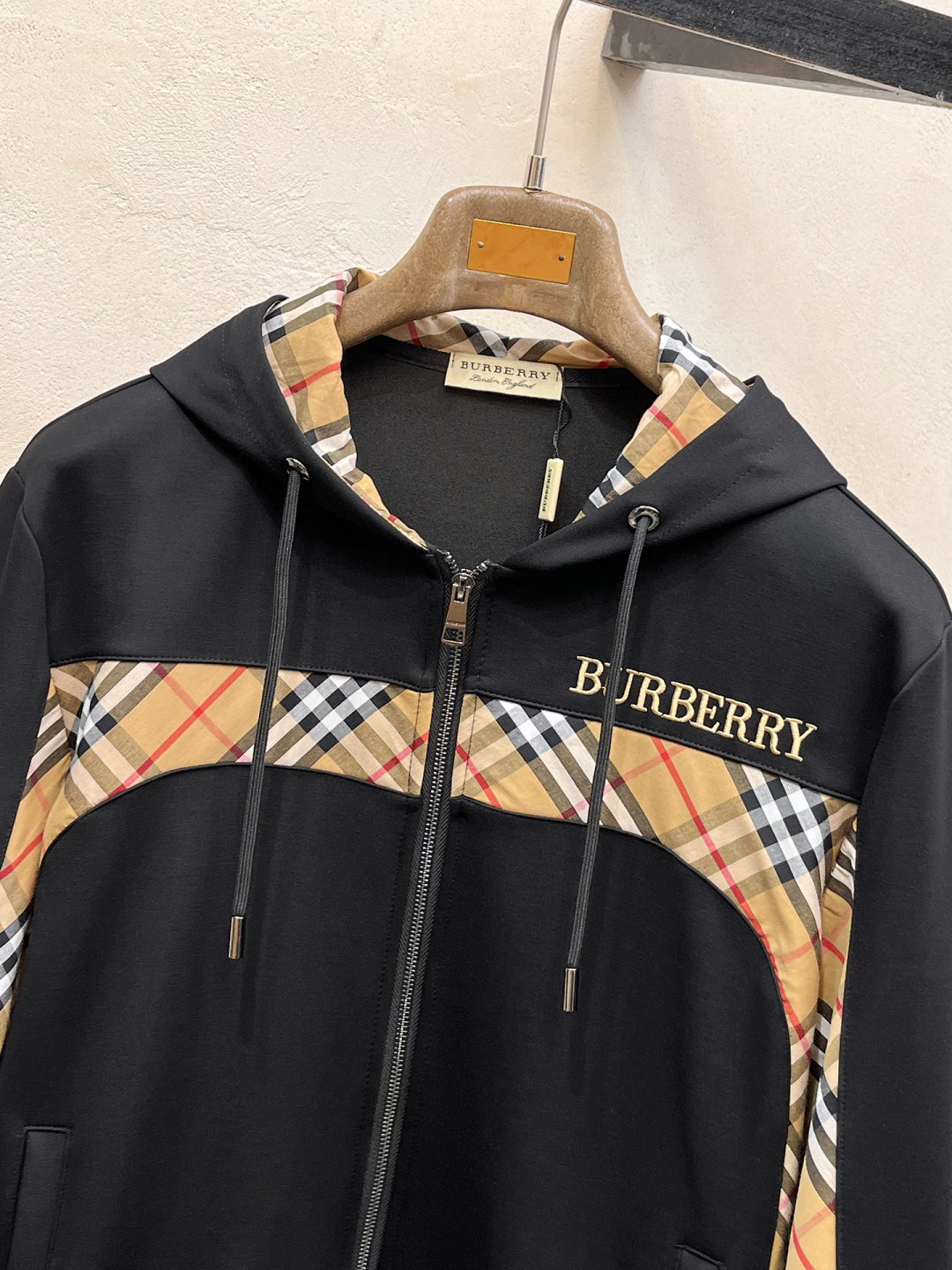 巴宝莉 2025全新爆款开衫套装 原单狠货🇭🇰倾注顶级设计师的精心之作 就为一个贴合、完美的上身效果 全