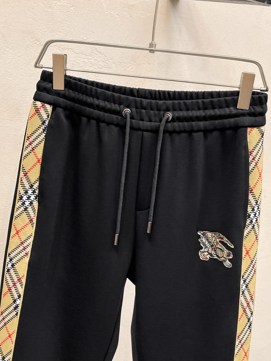 巴宝莉 2025全新爆款开衫套装 原单狠货🇭🇰倾注顶级设计师的精心之作 就为一个贴合、完美的上身效果 全