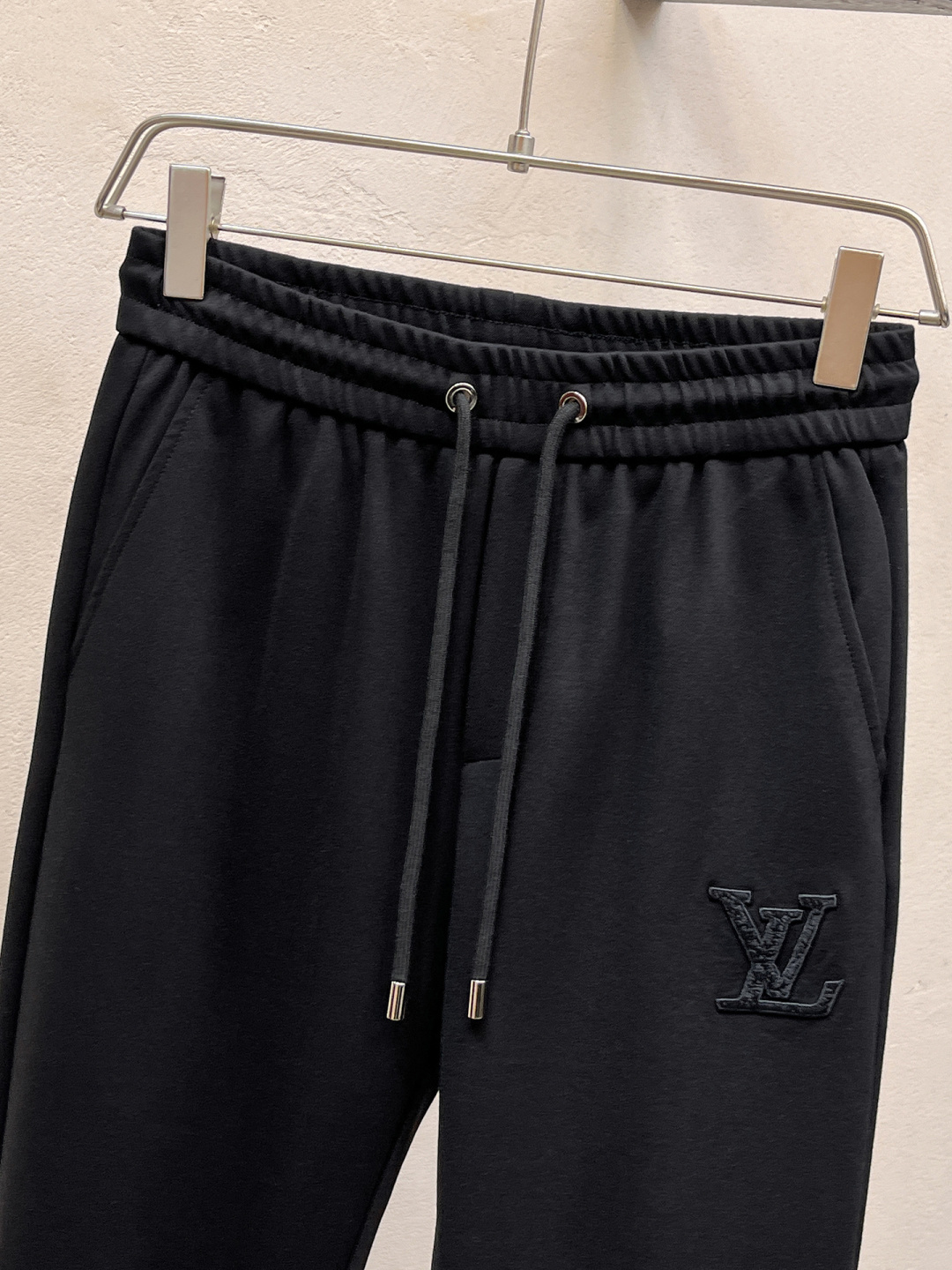 LV 2025全新爆款开衫套装 原单狠货🇭🇰倾注顶级设计师的精心之作 就为一个贴合、完美的上身效果 全天