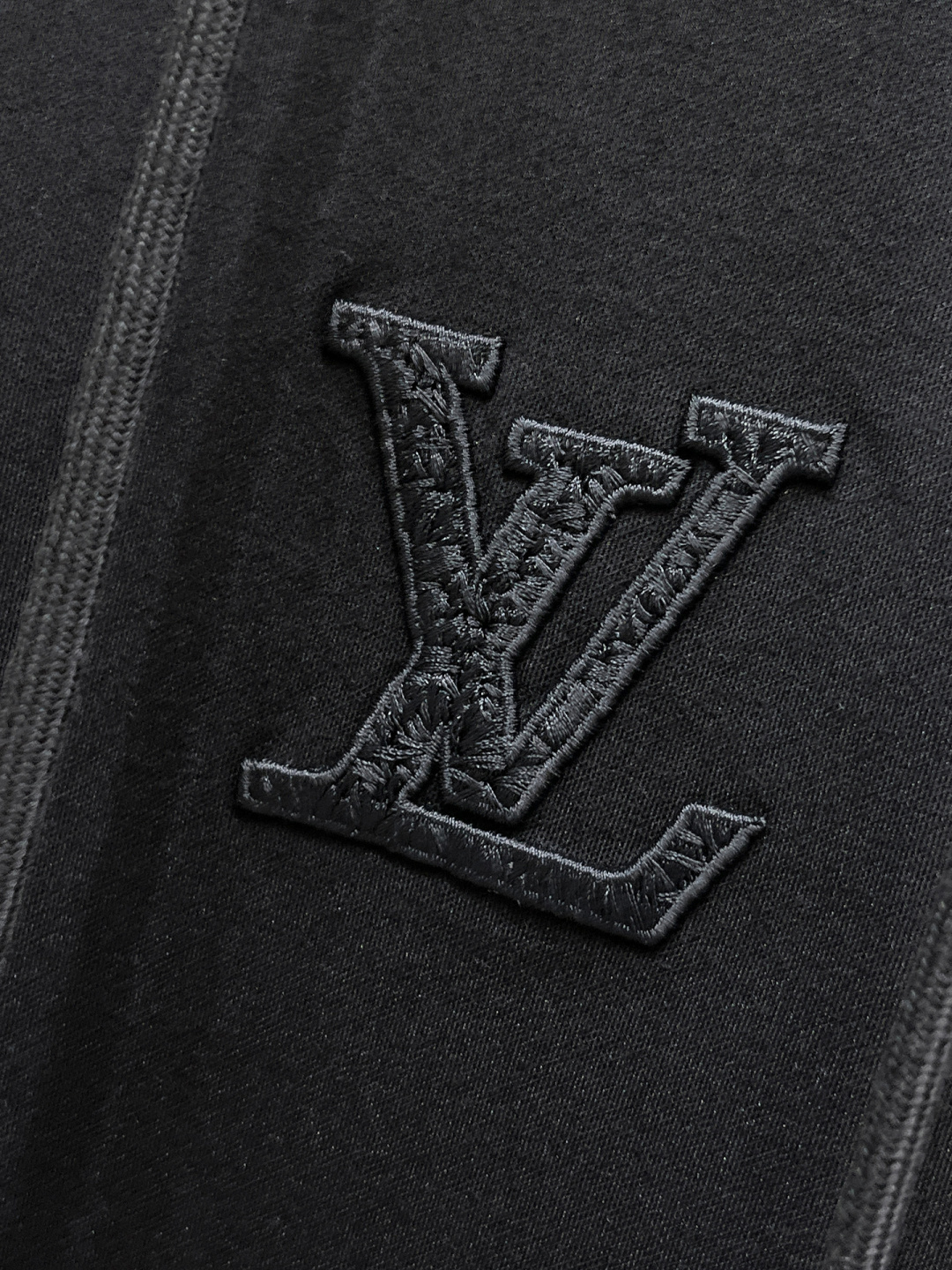 LV 2025全新爆款开衫套装 原单狠货🇭🇰倾注顶级设计师的精心之作 就为一个贴合、完美的上身效果 全天