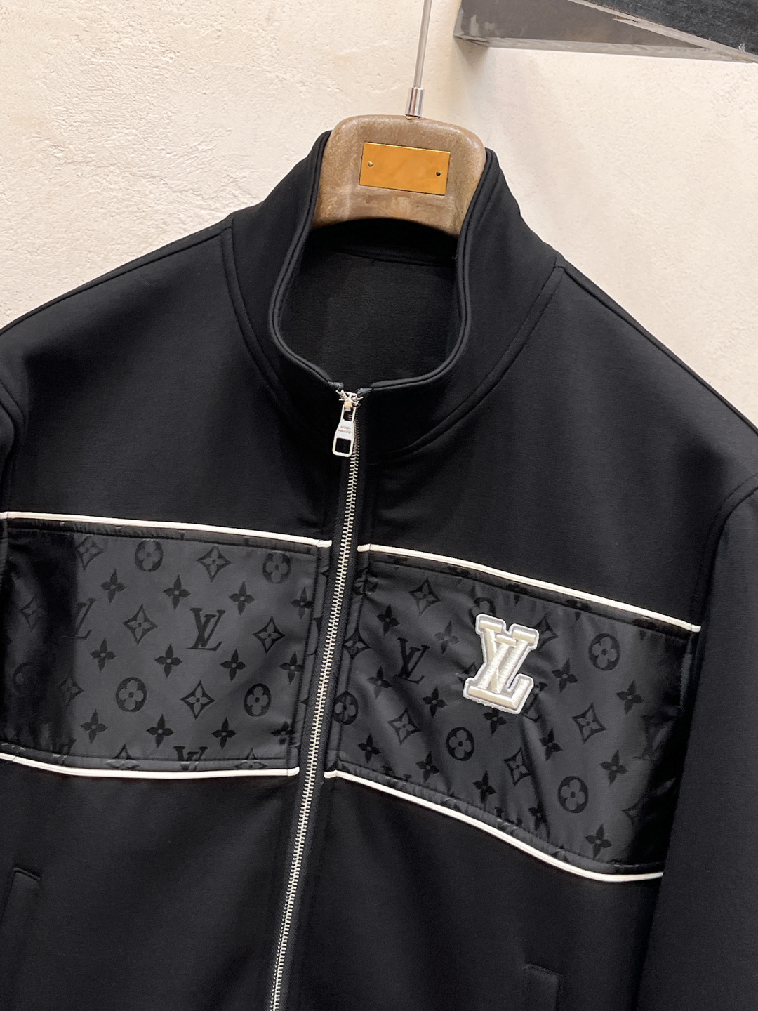 LV 2025全新爆款开衫套装 原单狠货🇭🇰倾注顶级设计师的精心之作 就为一个贴合、完美的上身效果 全天