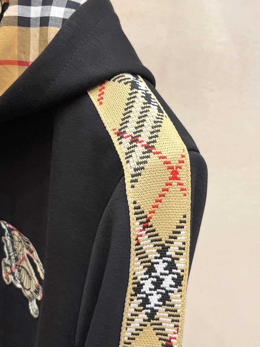 巴宝莉 2025全新爆款开衫套装 原单狠货🇭🇰倾注顶级设计师的精心之作 就为一个贴合、完美的上身效果 全